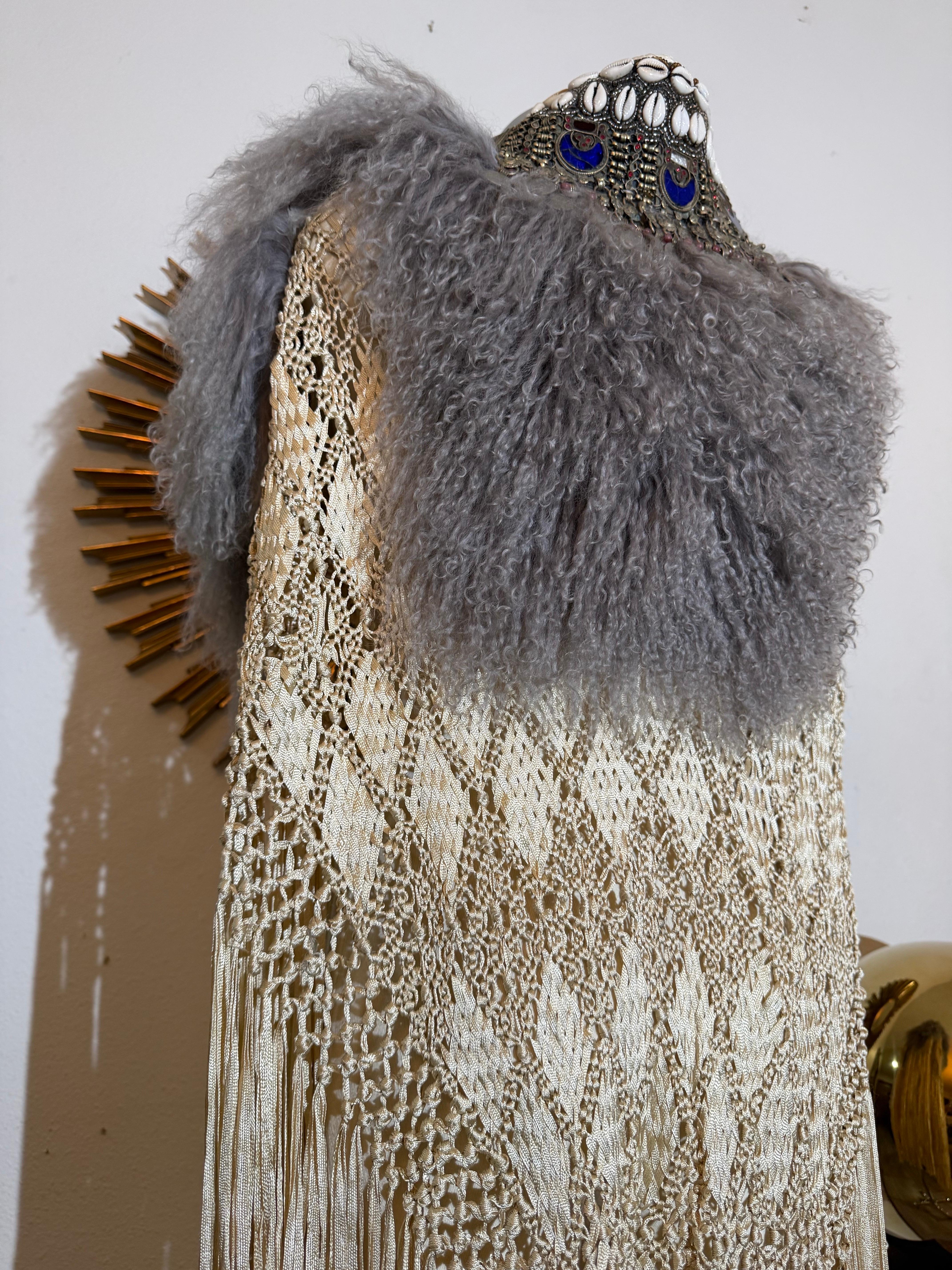 Torso Creations Creme & Gold Ribbon Schal mit mongolischem Pelz &Tribal Coin Trim Damen im Angebot