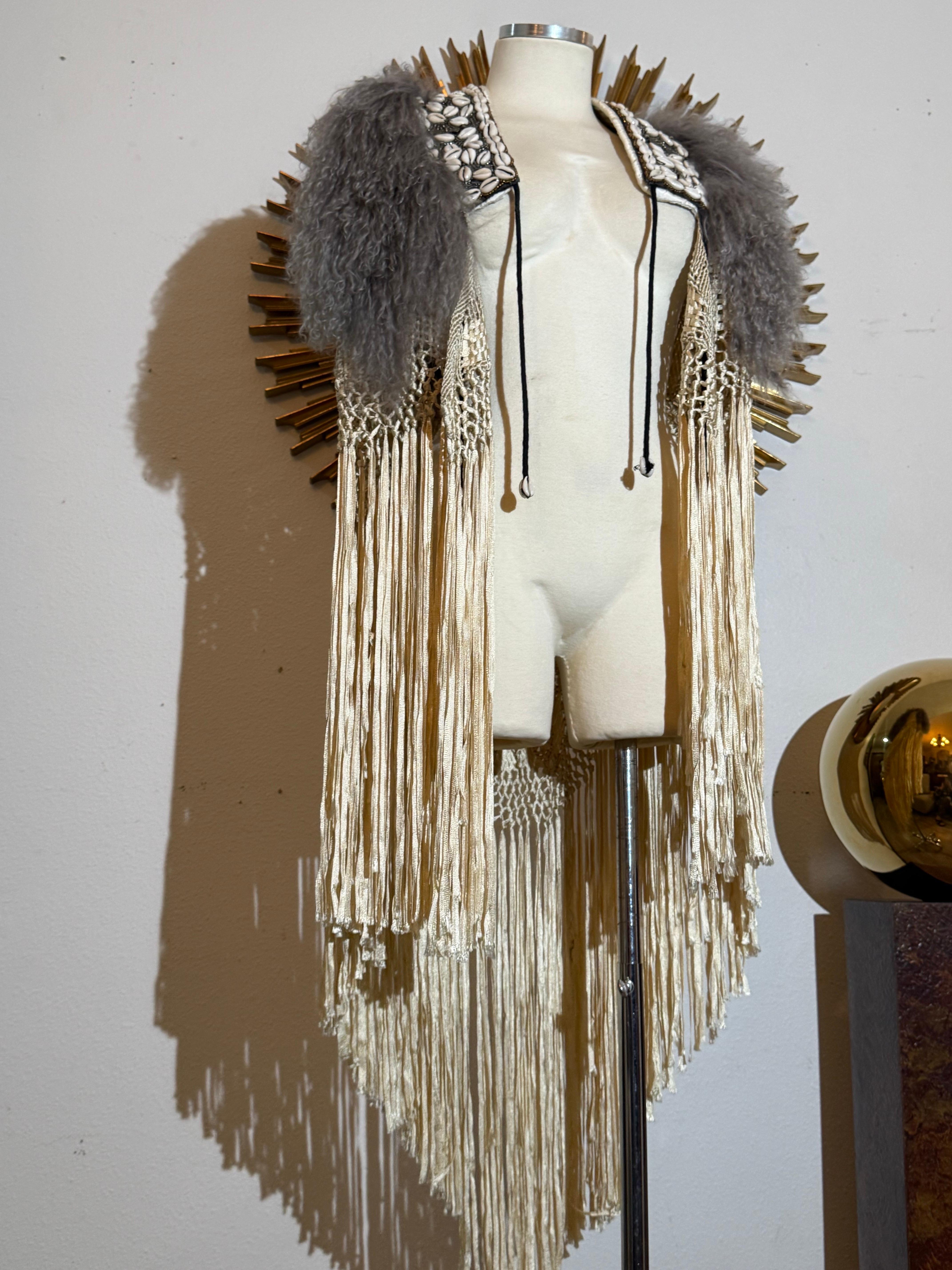 Torso Creations Creme & Gold Ribbon Schal mit mongolischem Pelz &Tribal Coin Trim im Angebot 1