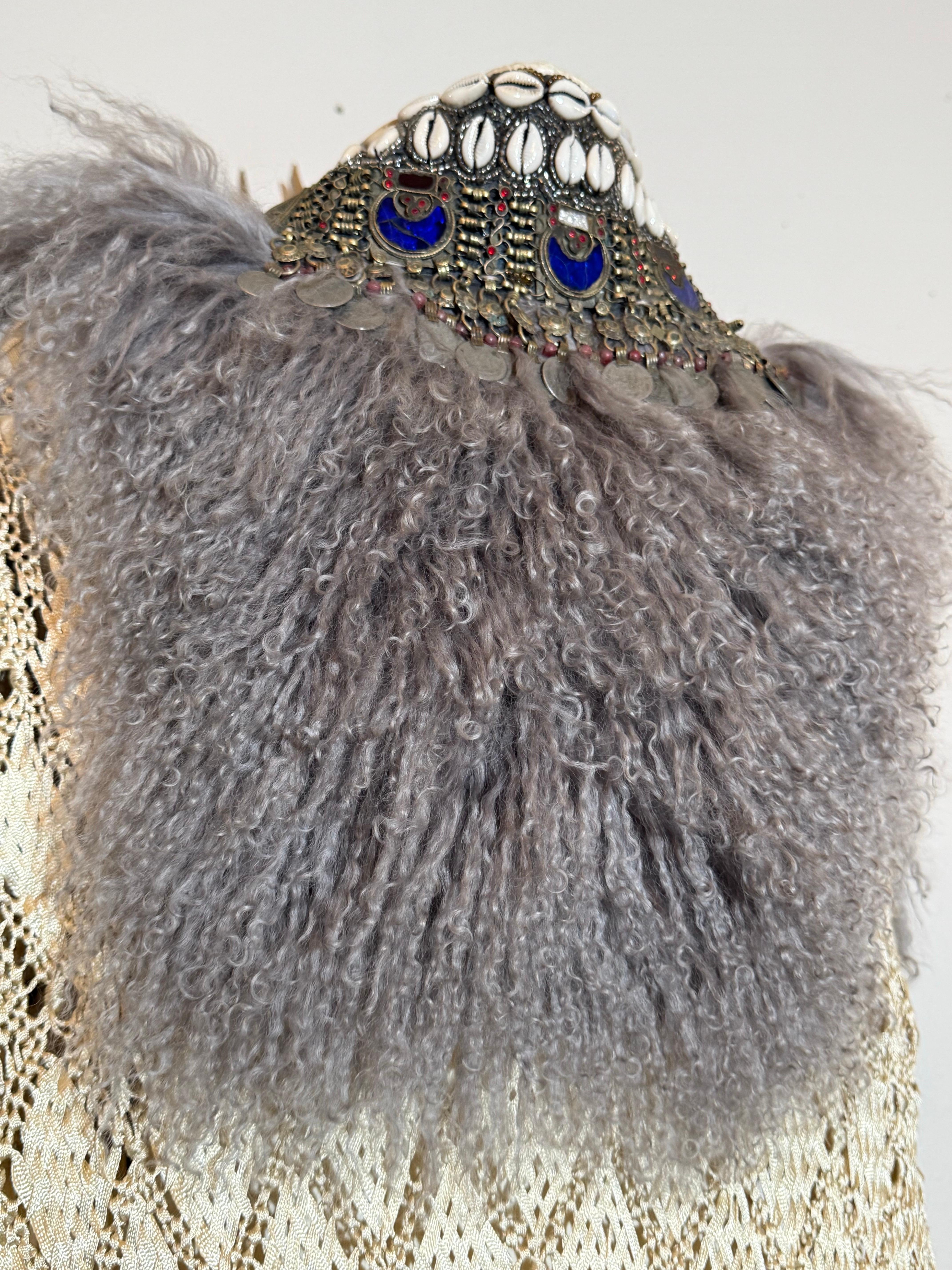 Torso Creations Creme & Gold Ribbon Schal mit mongolischem Pelz &Tribal Coin Trim im Angebot 2