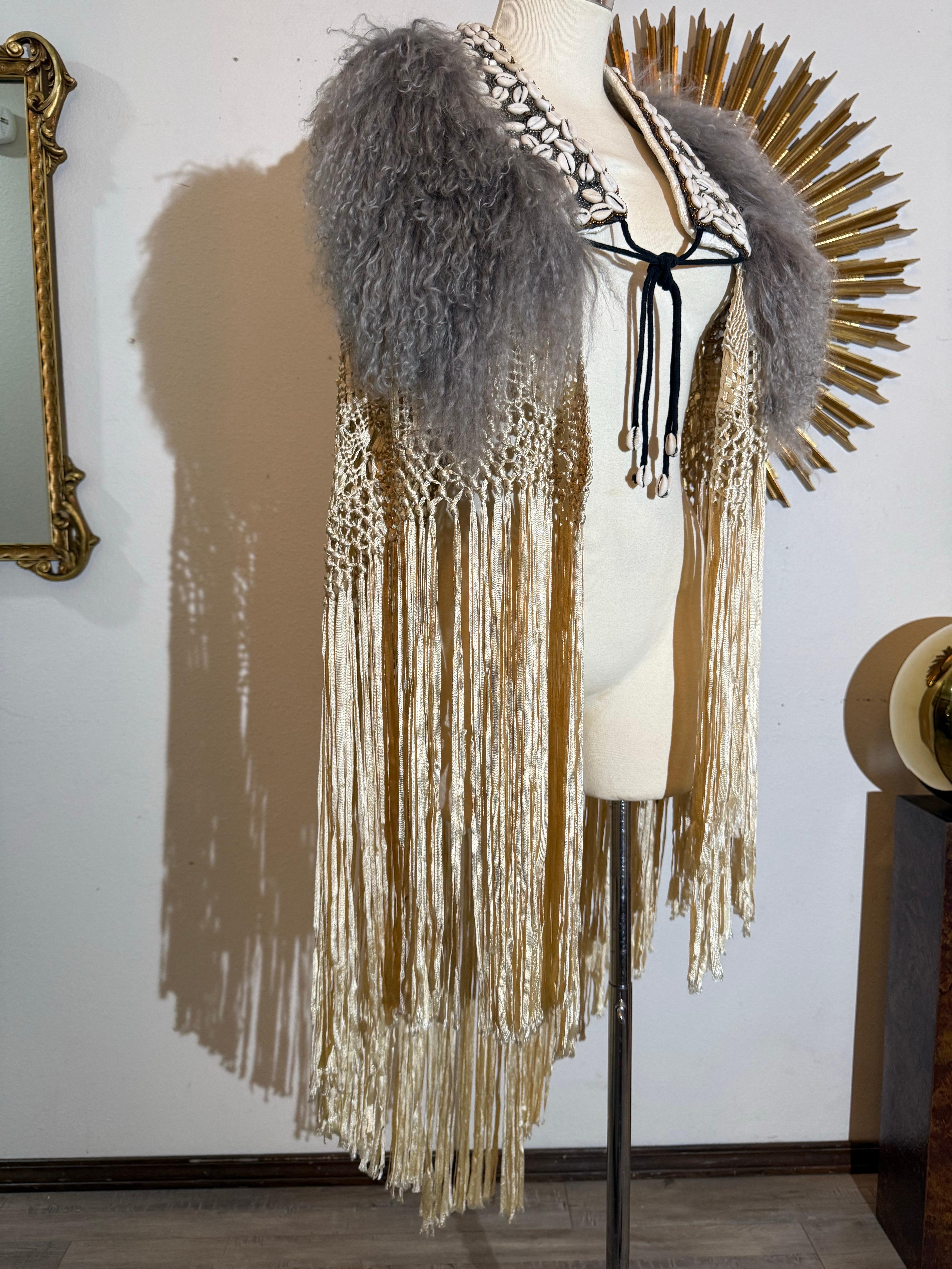 Torso Creations Creme & Gold Ribbon Schal mit mongolischem Pelz &Tribal Coin Trim im Angebot 3