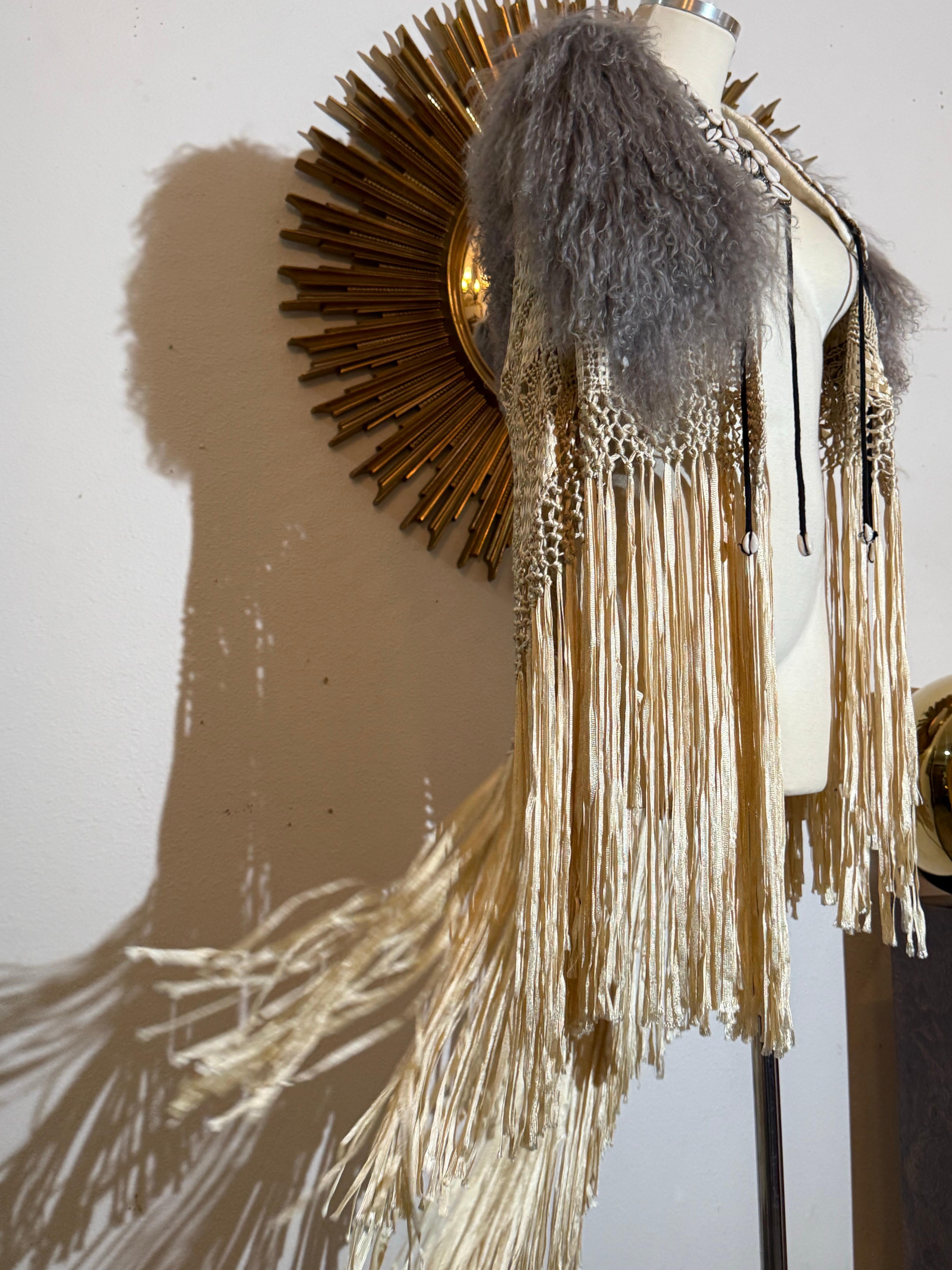 Torso Creations Creme & Gold Ribbon Schal mit mongolischem Pelz &Tribal Coin Trim im Angebot 4
