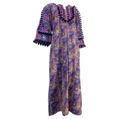 Ramona Rull - Robe d'hôtesse embellie de motifs de torse avec miroirs et bordure à pompons