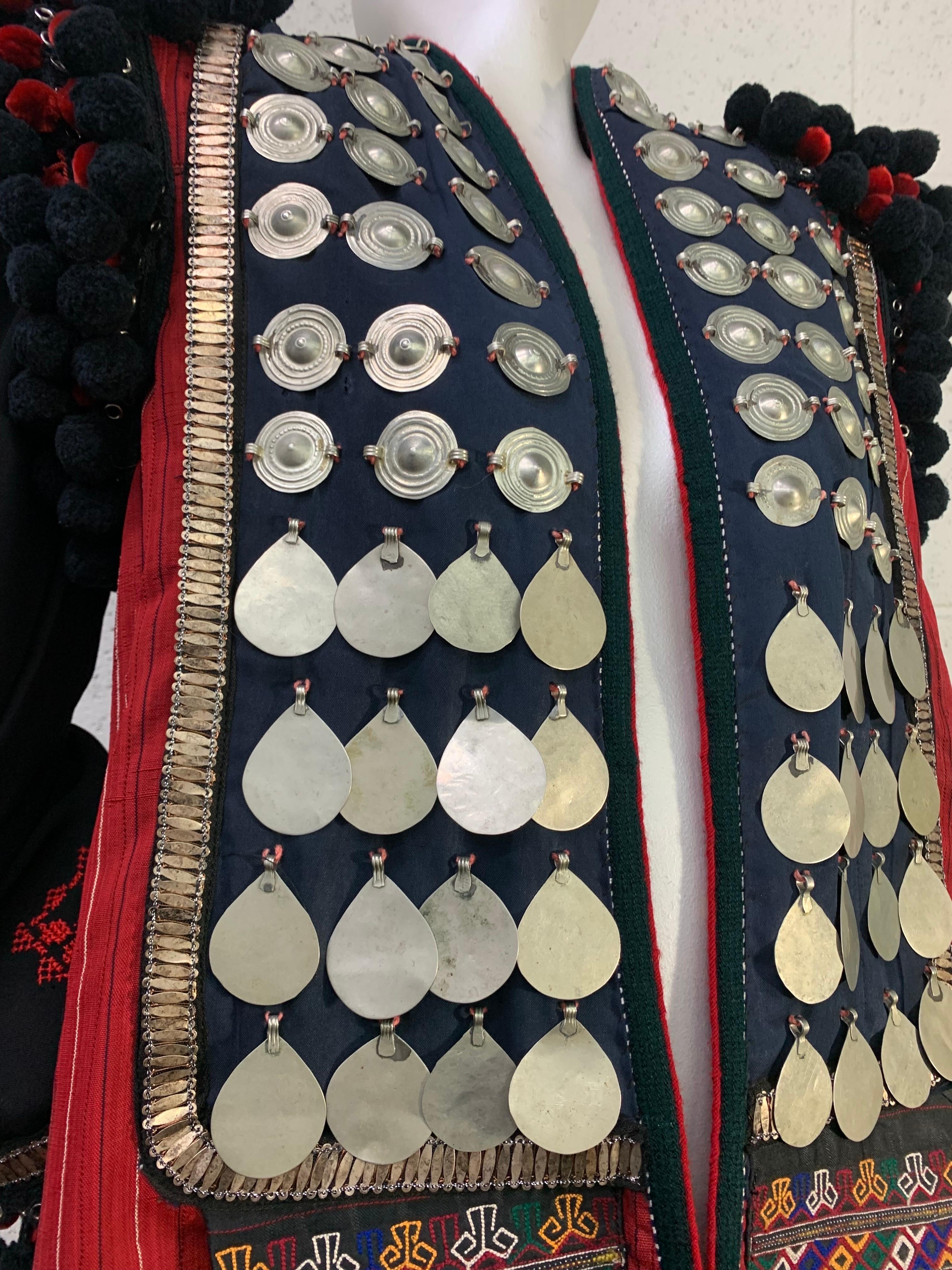 Créations - Manteau de cérémonie folklorique avec médaillons en argent et frange PomPom Excellent état - En vente à Gresham, OR