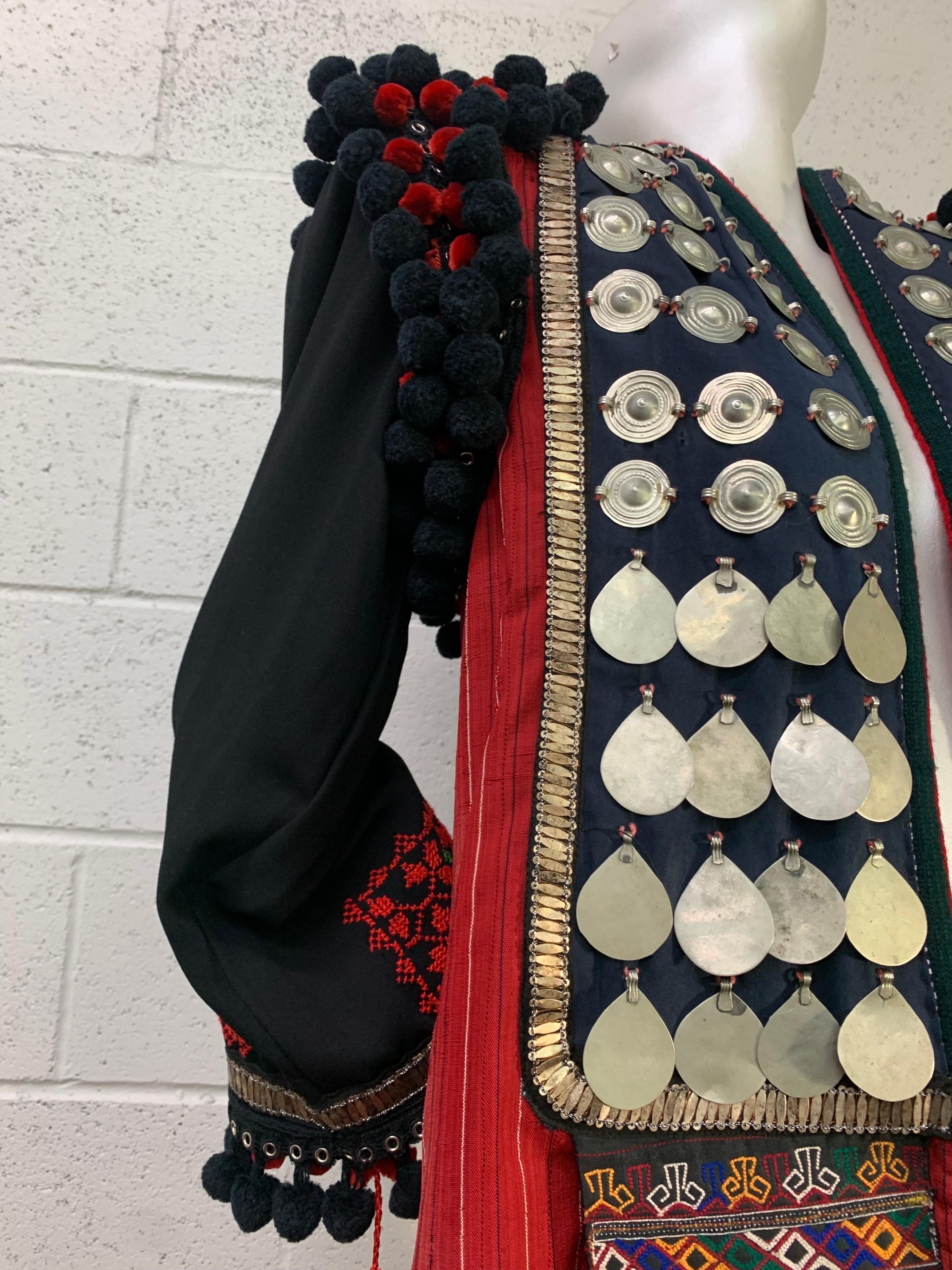 Torso Creations Folklorischer Zeremonienmantel mit Silbermedaillons und PomPom-fransen Damen im Angebot