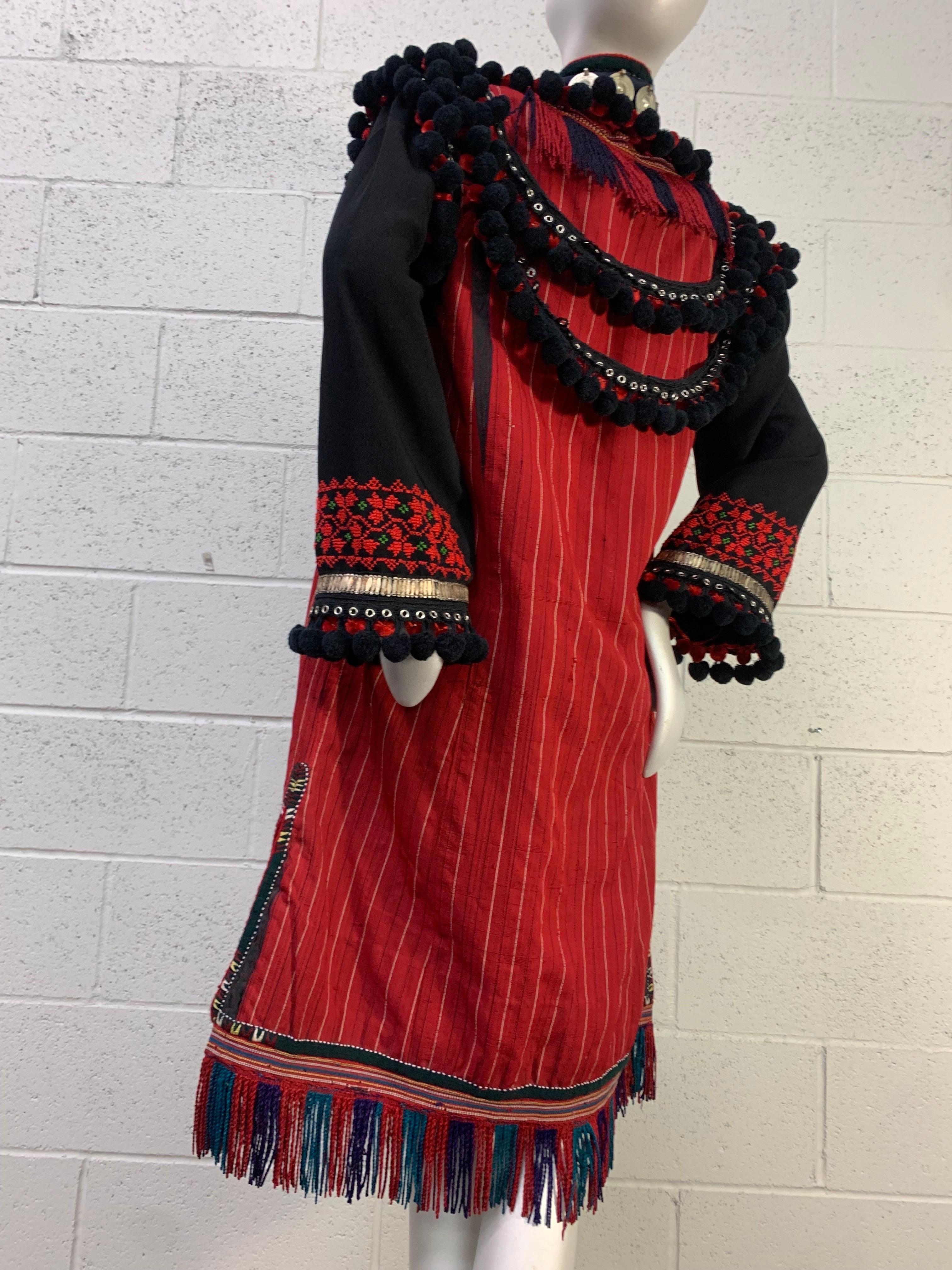 Torso Creations Folklorischer Zeremonienmantel mit Silbermedaillons und PomPom-fransen im Angebot 2