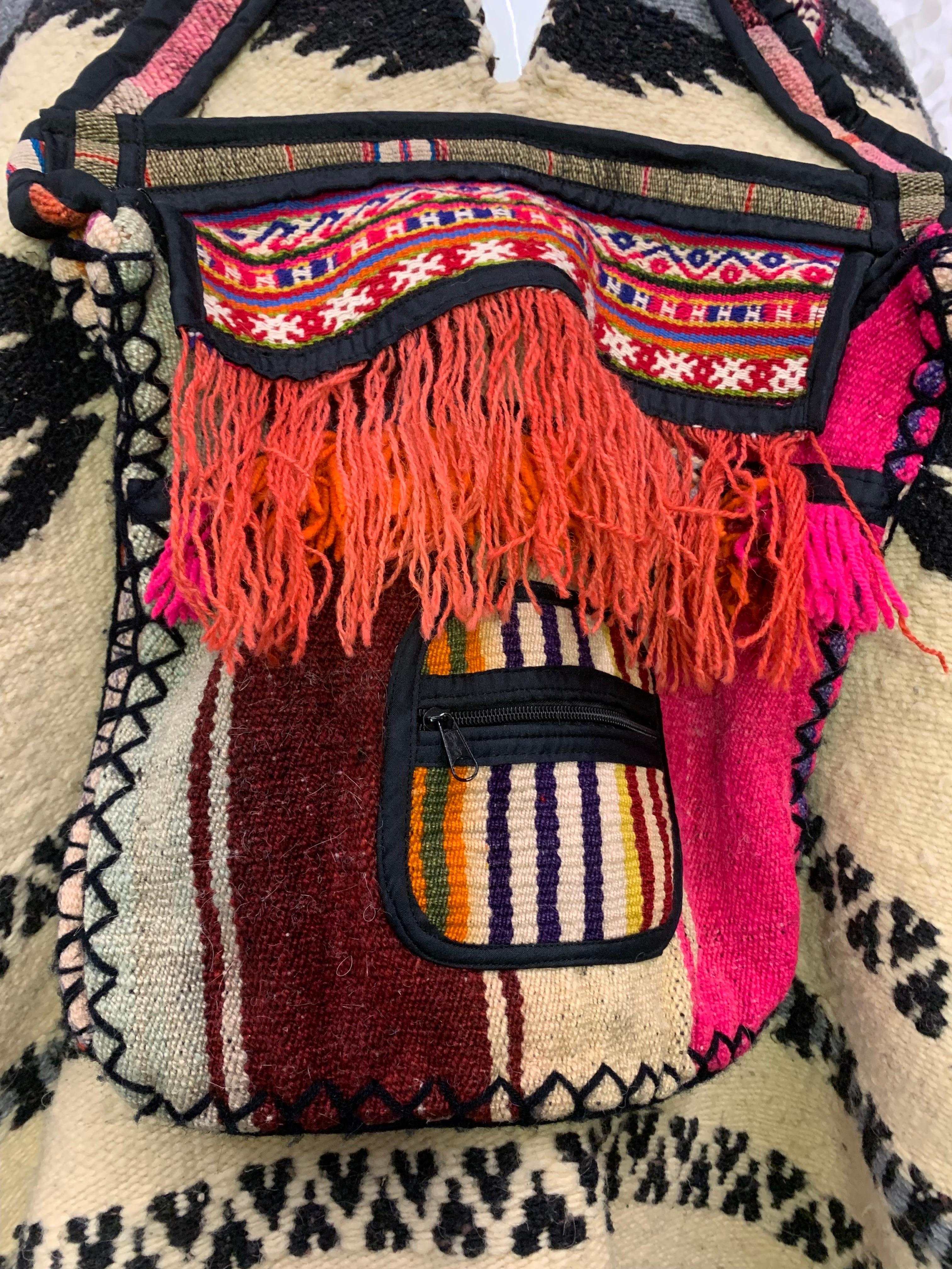 Torso Creations Poncho folklorique tissé à la main avec pochettes tissées en couleurs en vente 8