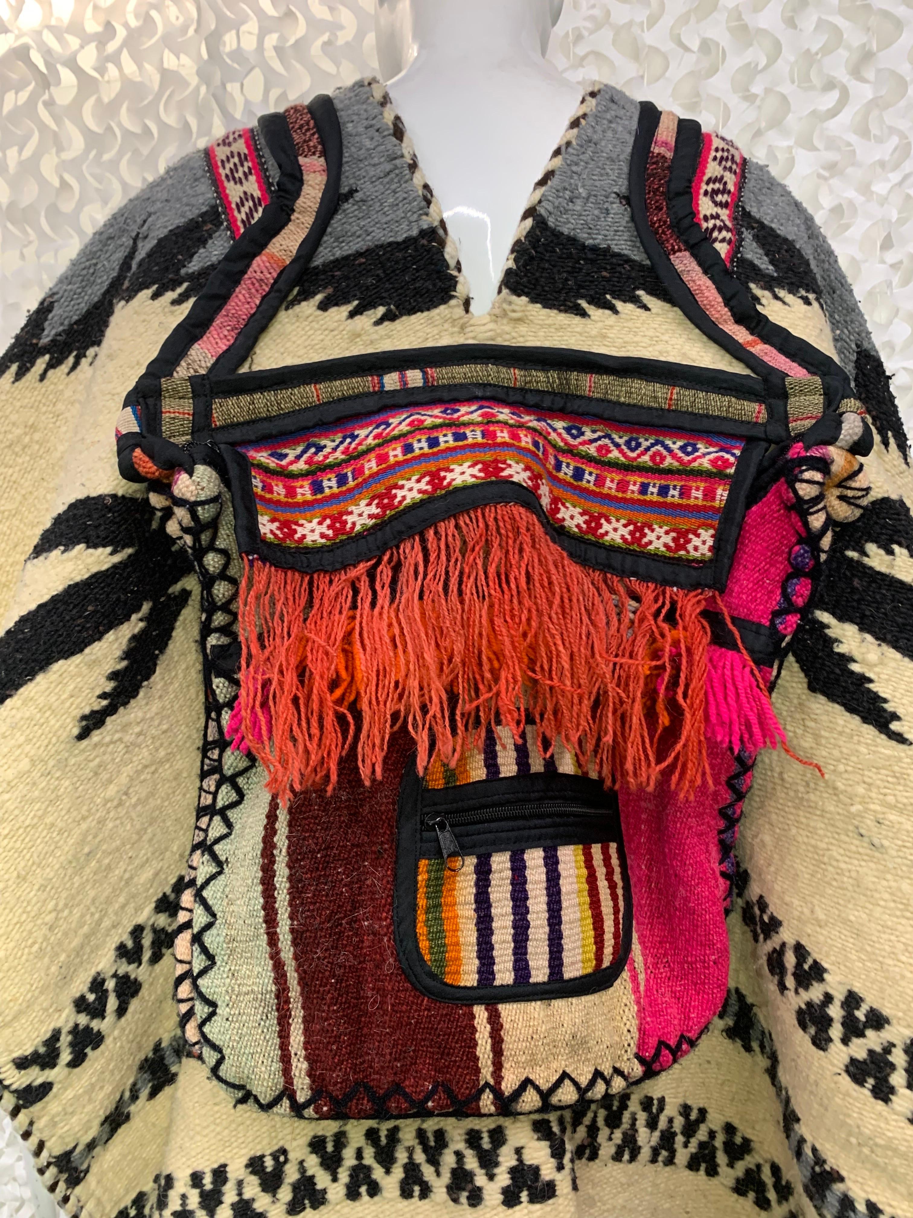 Torso Creations Poncho folklorique tissé à la main avec pochettes tissées en couleurs en vente 9