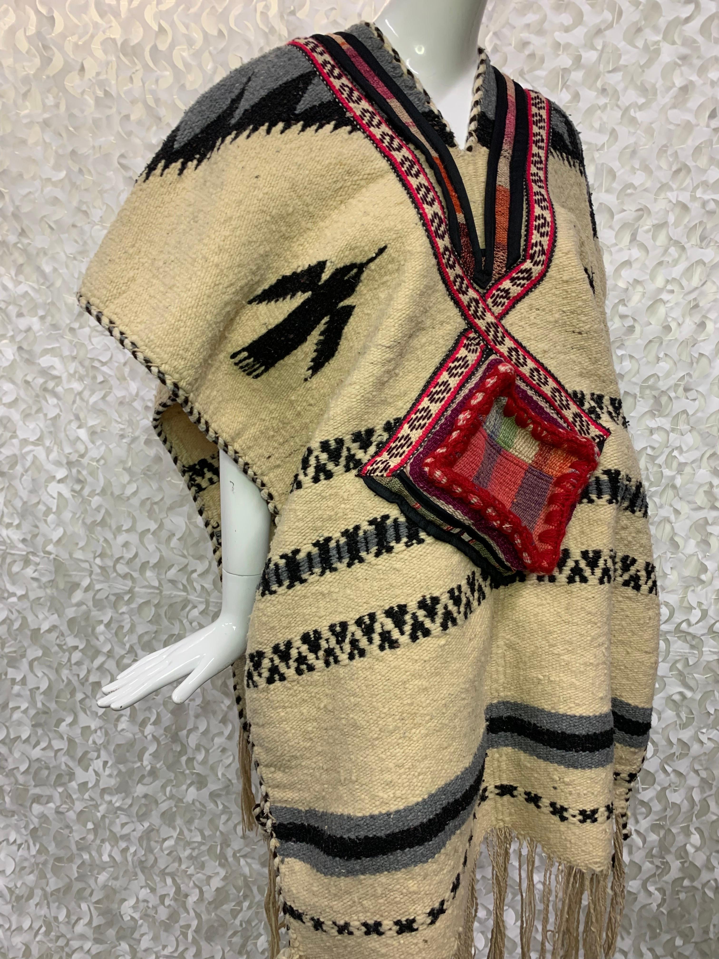 Torso Creations Hand-Woven Folkloric Poncho w Colorfully Woven Pouch Pockets In Excellent Condition For Sale In Gresham, OR