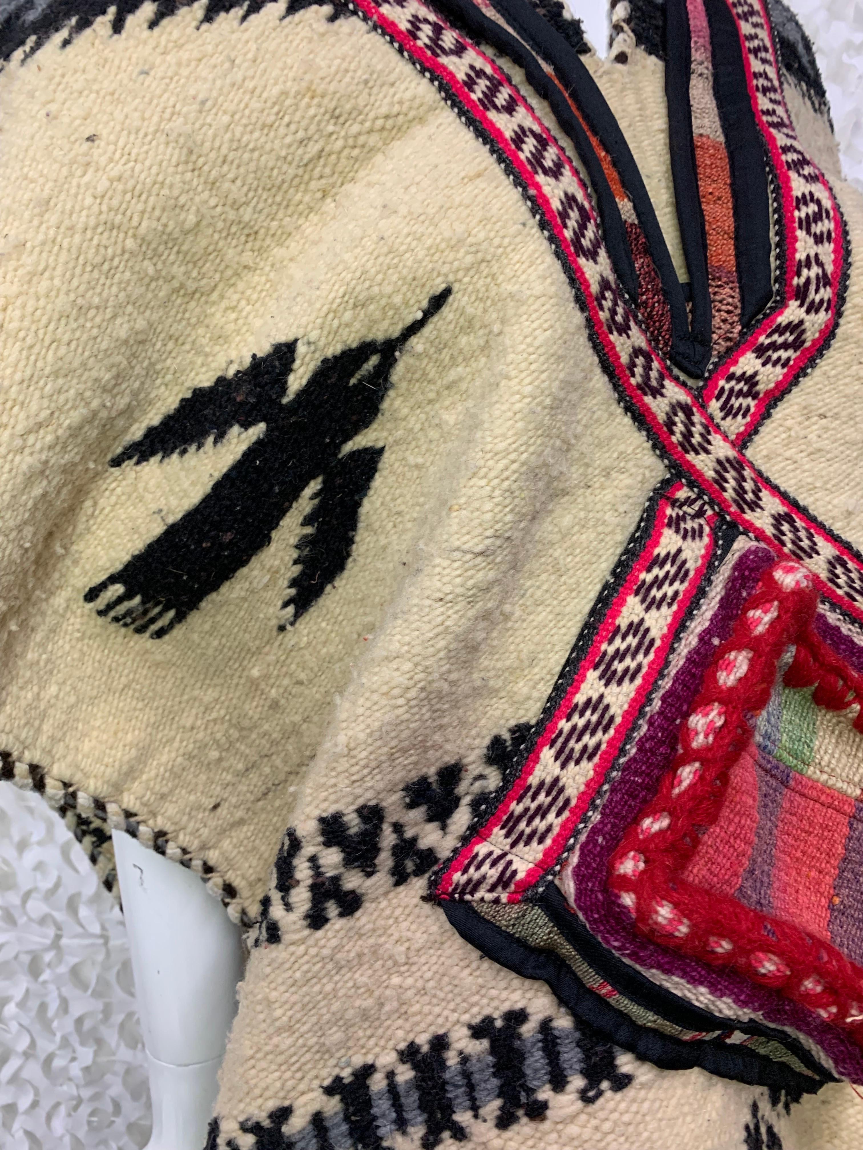 Torso Creations Poncho folklorique tissé à la main avec pochettes tissées en couleurs Unisexe en vente