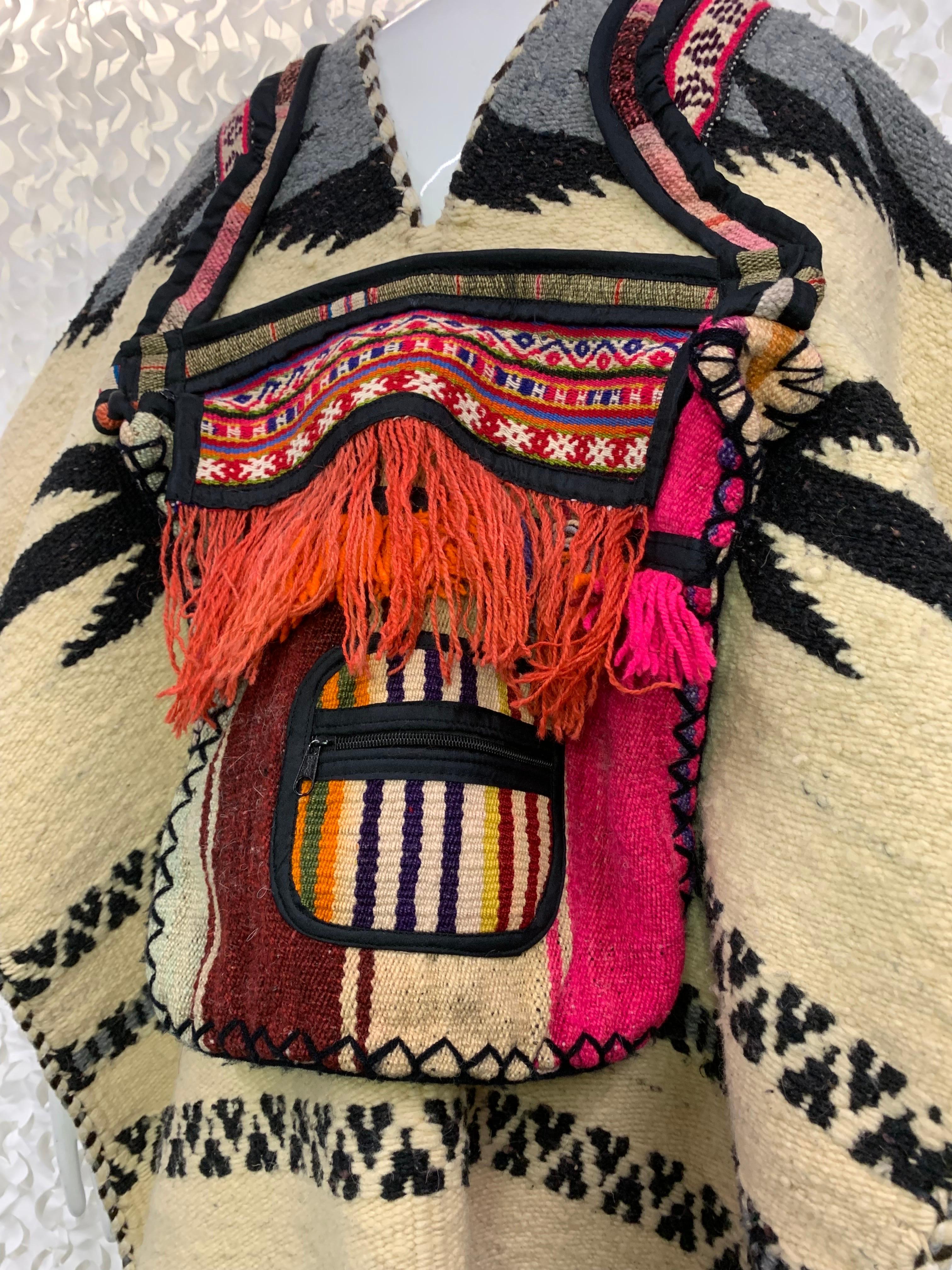 Torso Creations Poncho folklorique tissé à la main avec pochettes tissées en couleurs en vente 3