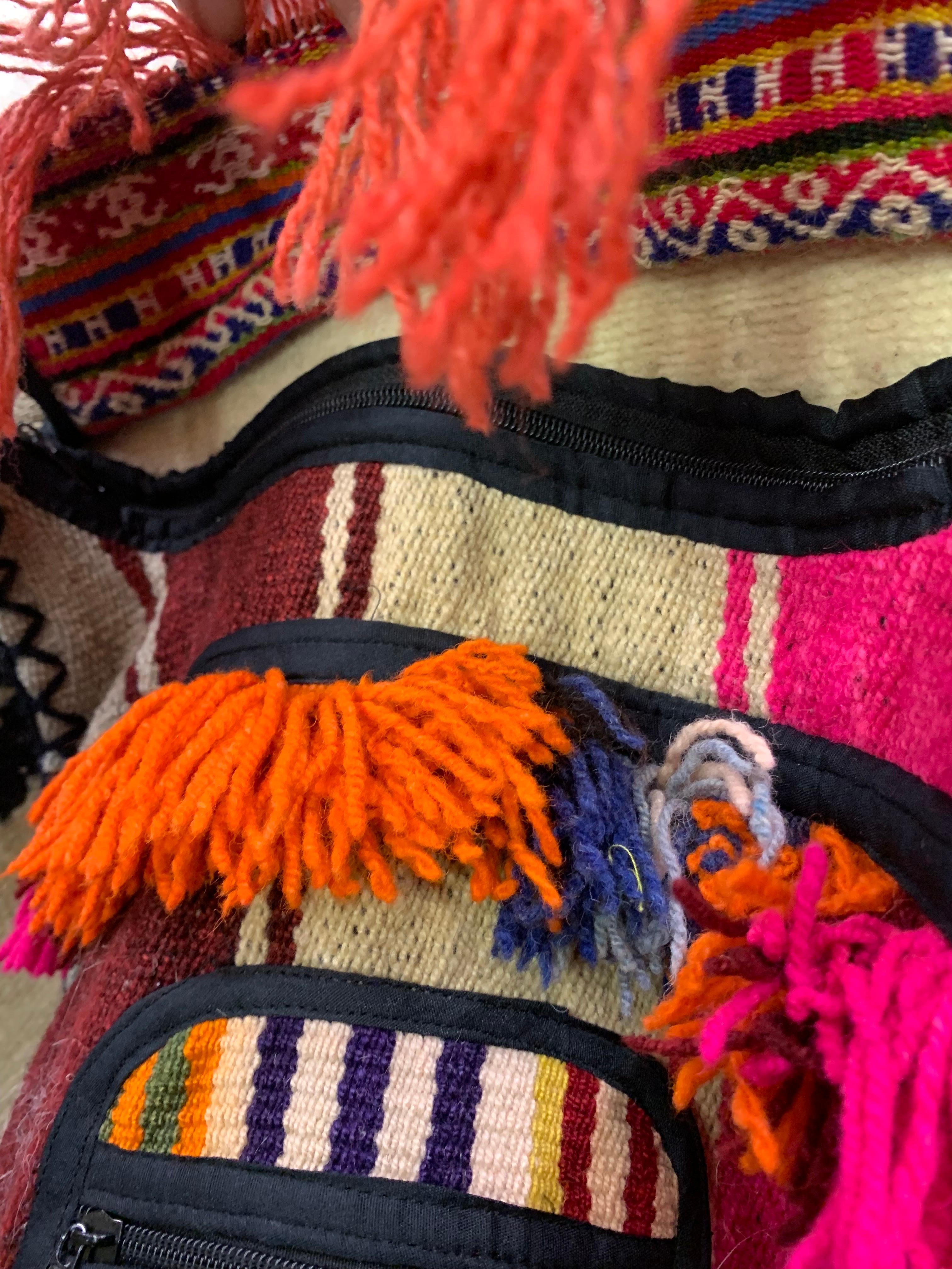 Torso Creations Poncho folklorique tissé à la main avec pochettes tissées en couleurs en vente 4