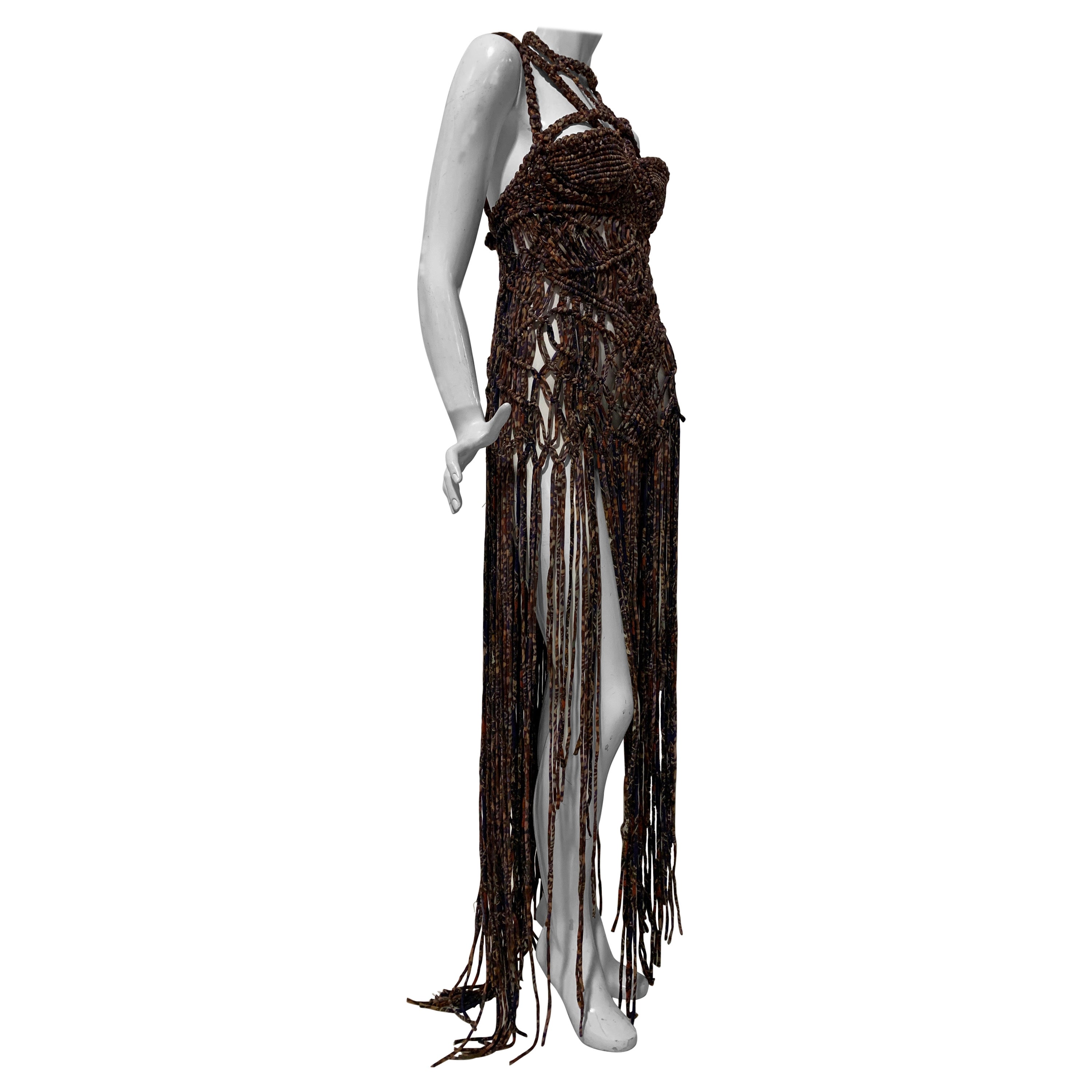 Abito Macrame "Ibiza" di Torso Creations con corpetto scolpito e frange in vendita