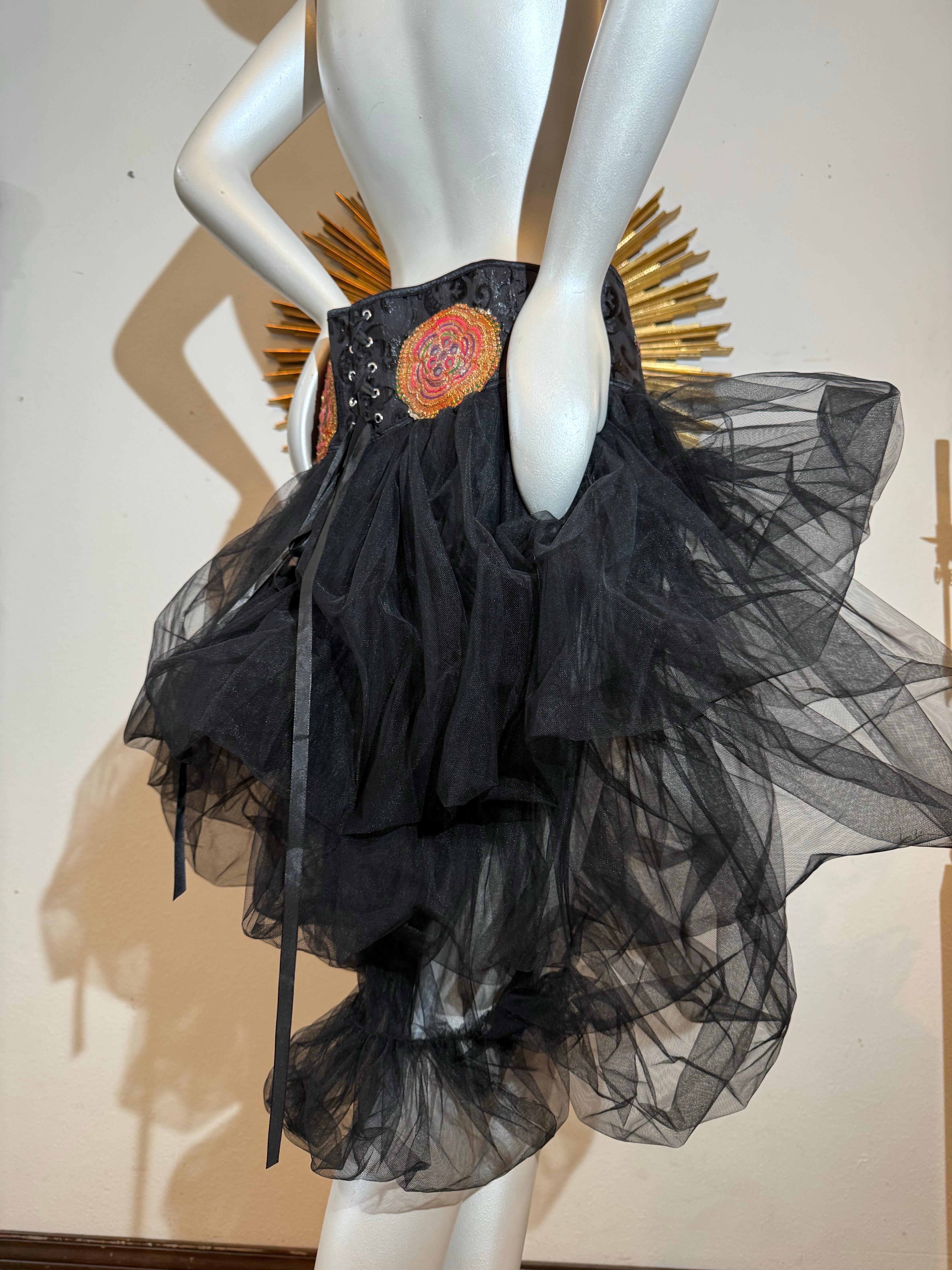 Torso Creations Faja de Cintura Bordada India con Tutú de Tul Negro Drapeado en venta 6