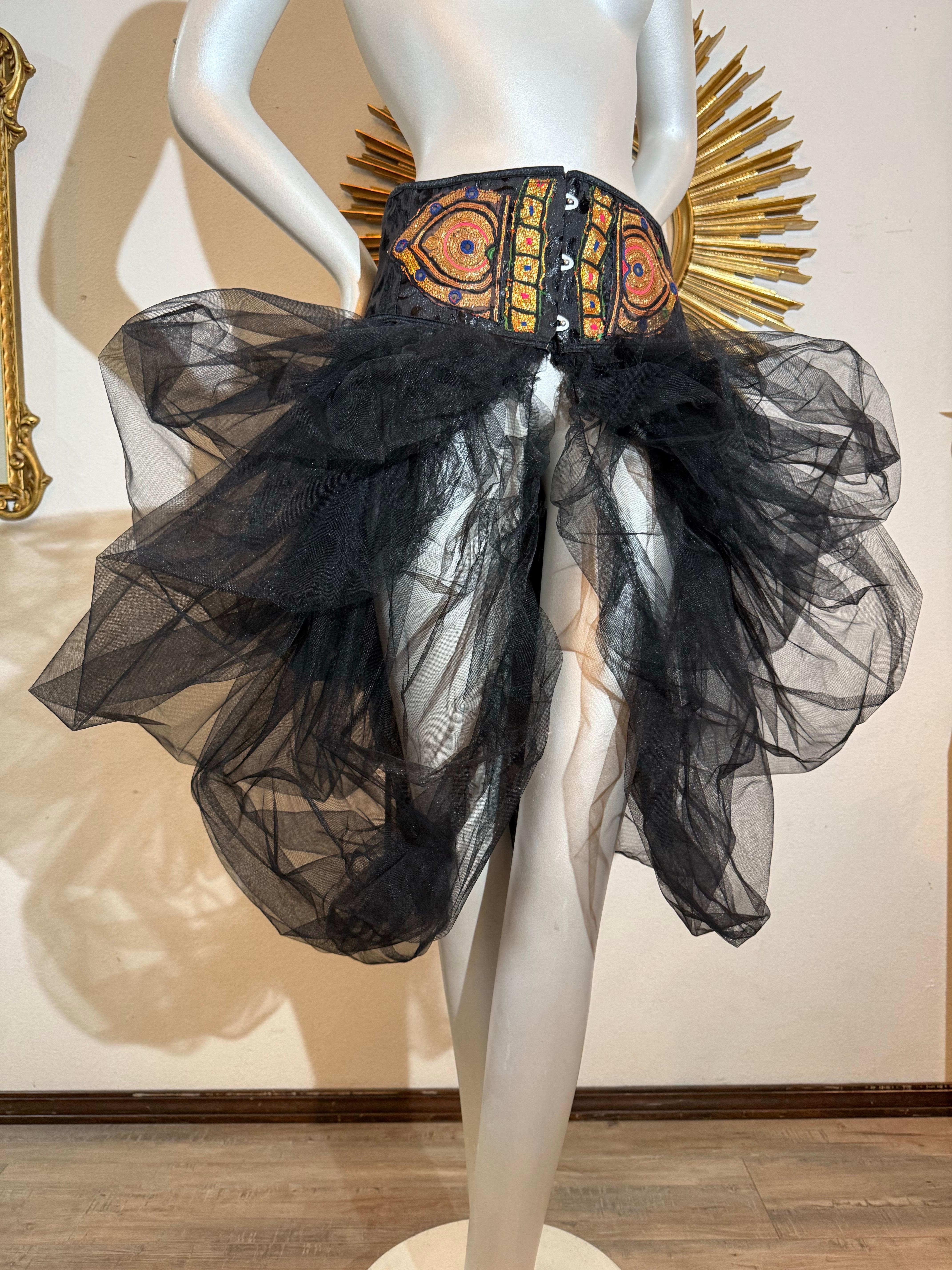 Torso Creations Faja de Cintura Bordada India con Tutú de Tul Negro Drapeado en venta 7