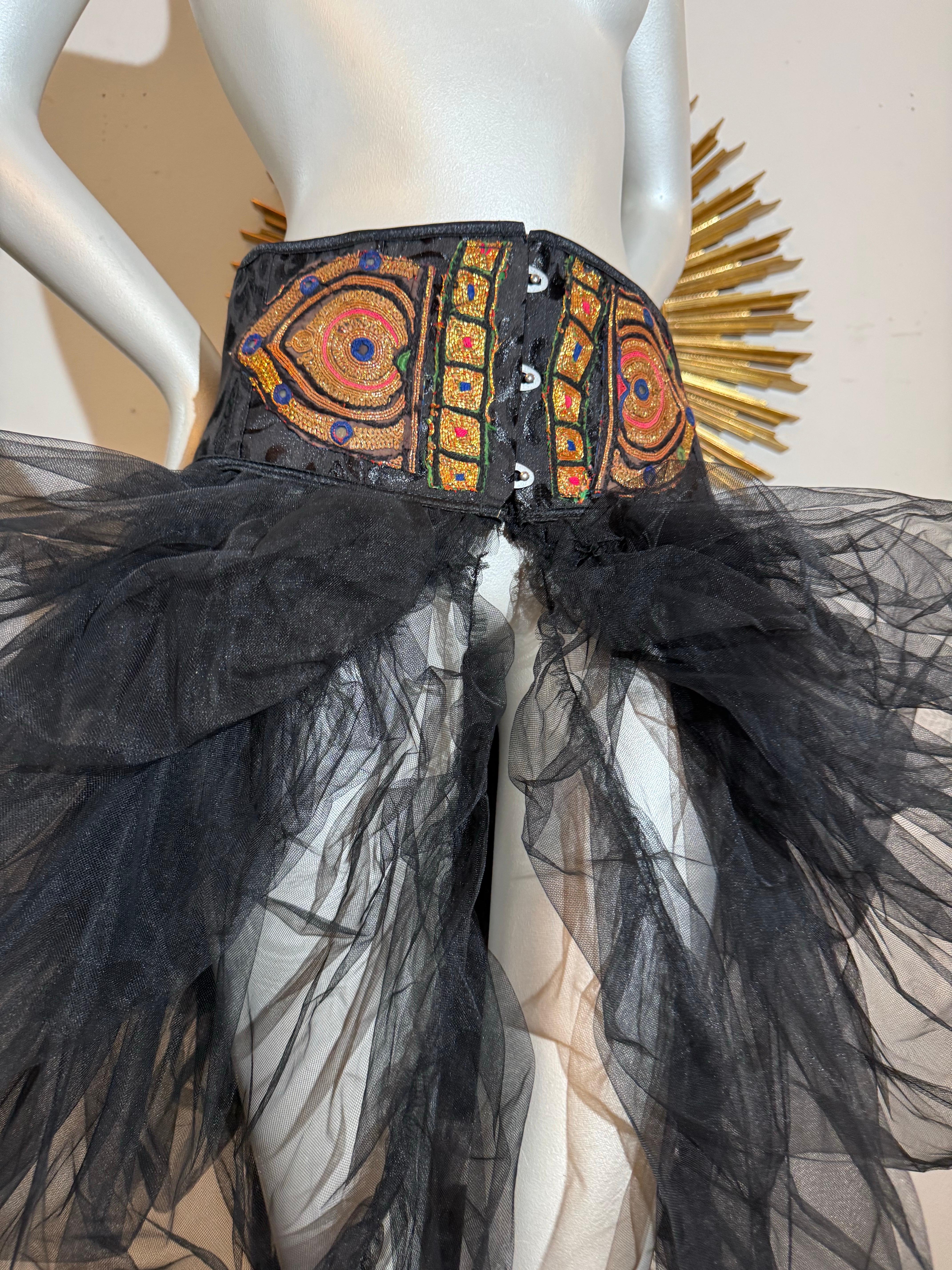 Torso Creations Faja de Cintura Bordada India con Tutú de Tul Negro Drapeado en venta 8