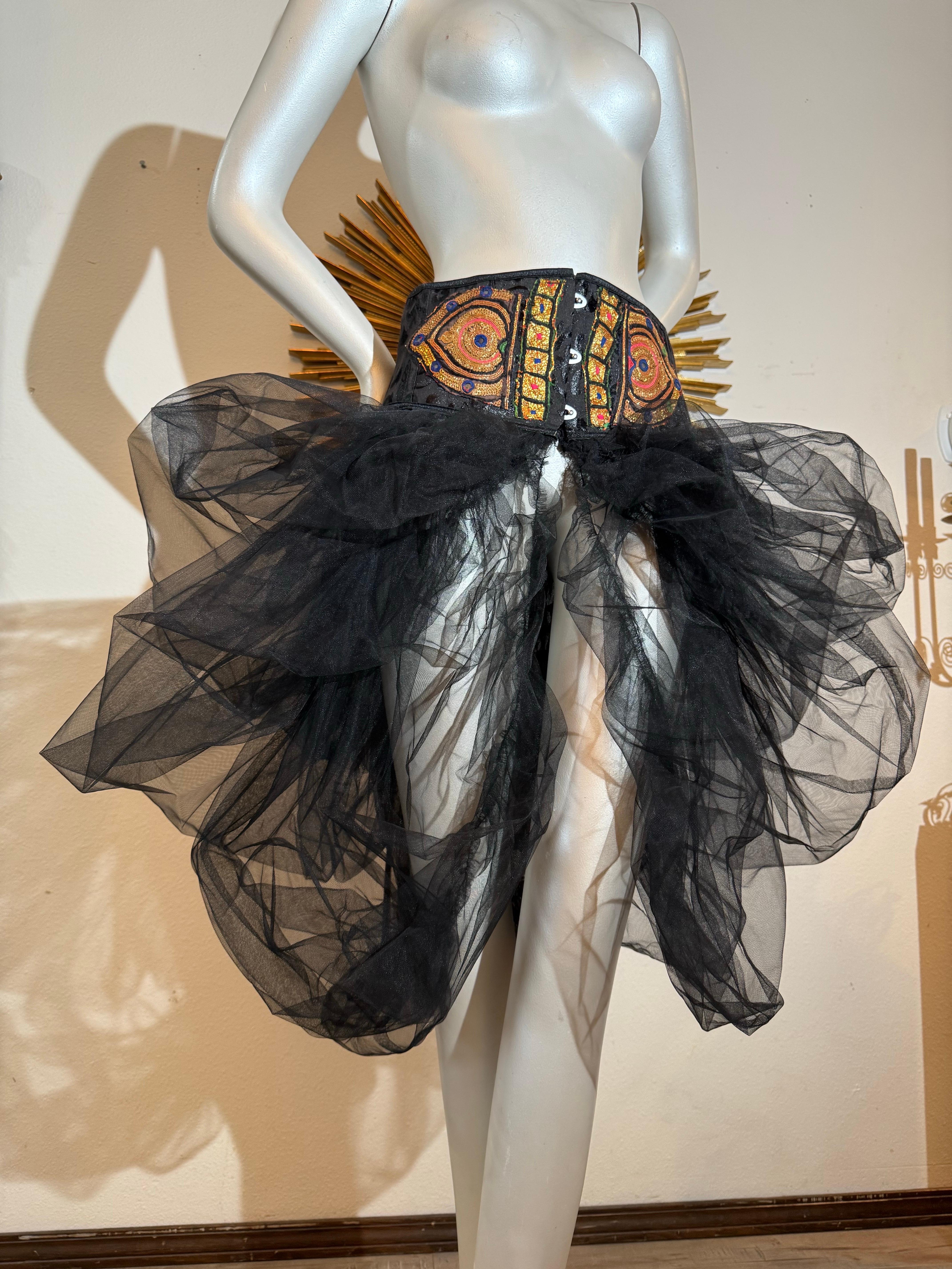 Torso Creations Faja de Cintura Bordada India con Tutú de Tul Negro Drapeado en venta 9