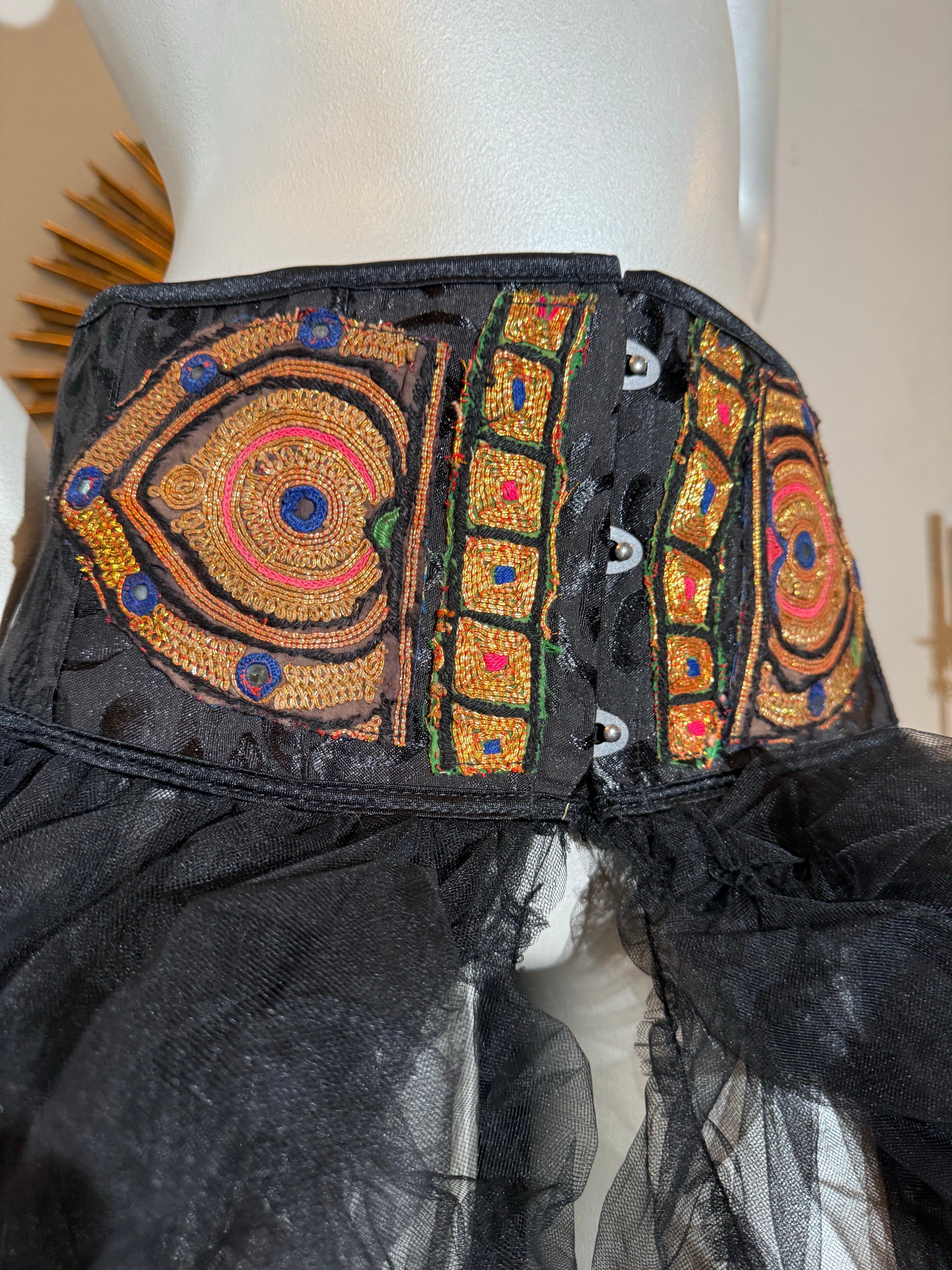 Torso Creations Faja de Cintura Bordada India con Tutú de Tul Negro Drapeado en venta 13