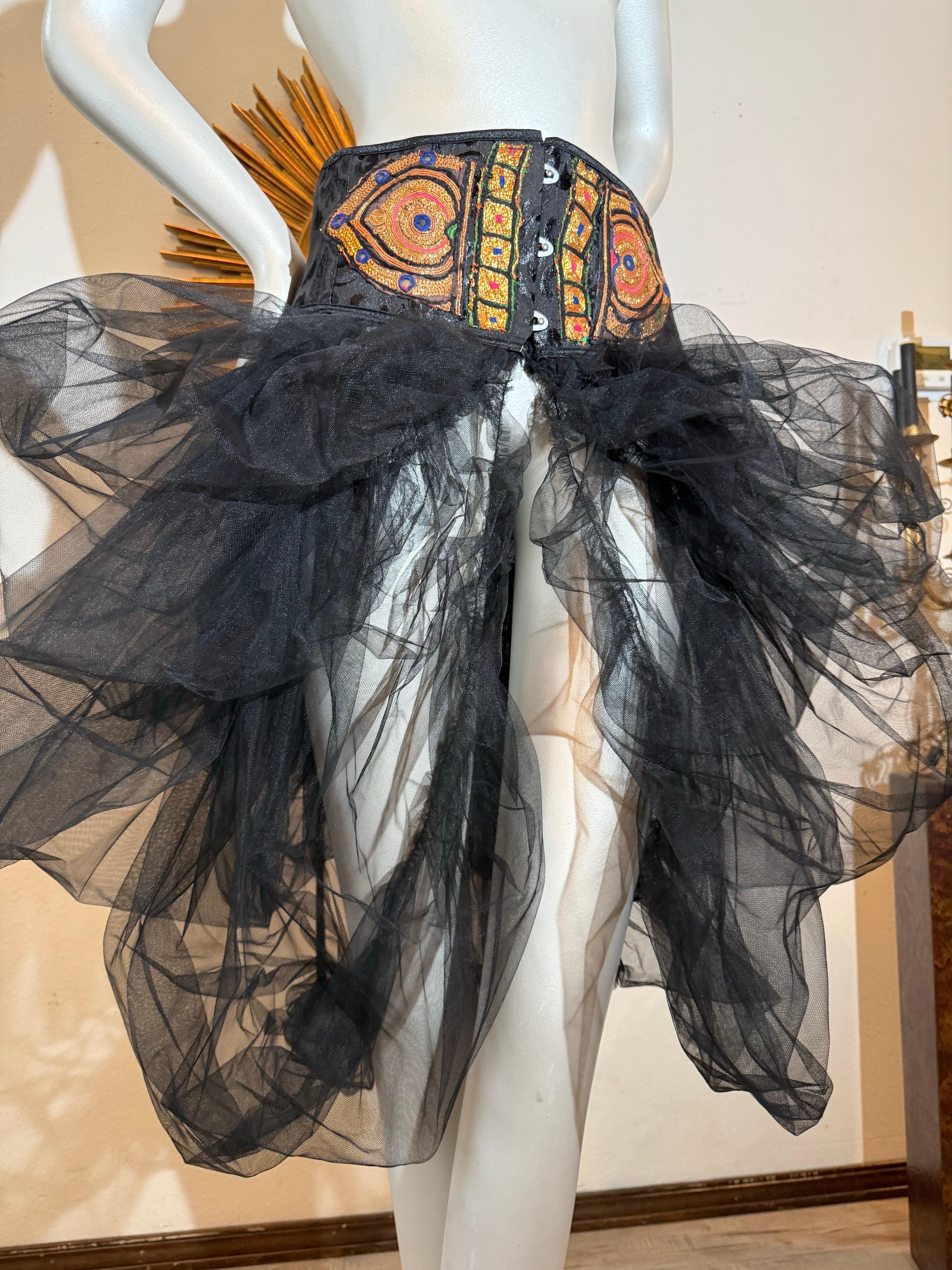 Torso Creations Faja de Cintura Bordada India con Tutú de Tul Negro Drapeado en venta 14