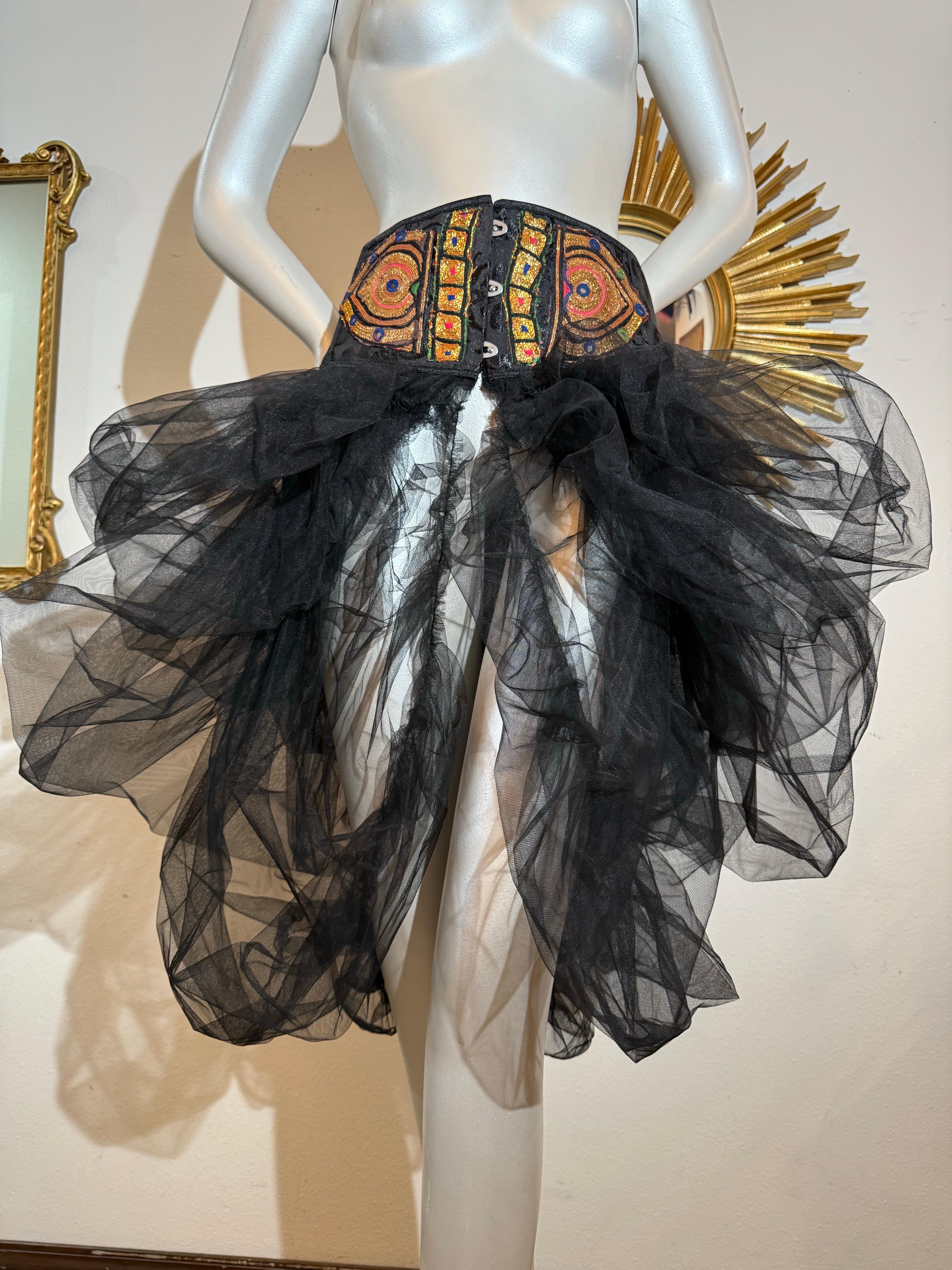 Torso Creations Faja de Cintura Bordada India con Tutú de Tul Negro Drapeado en venta 15
