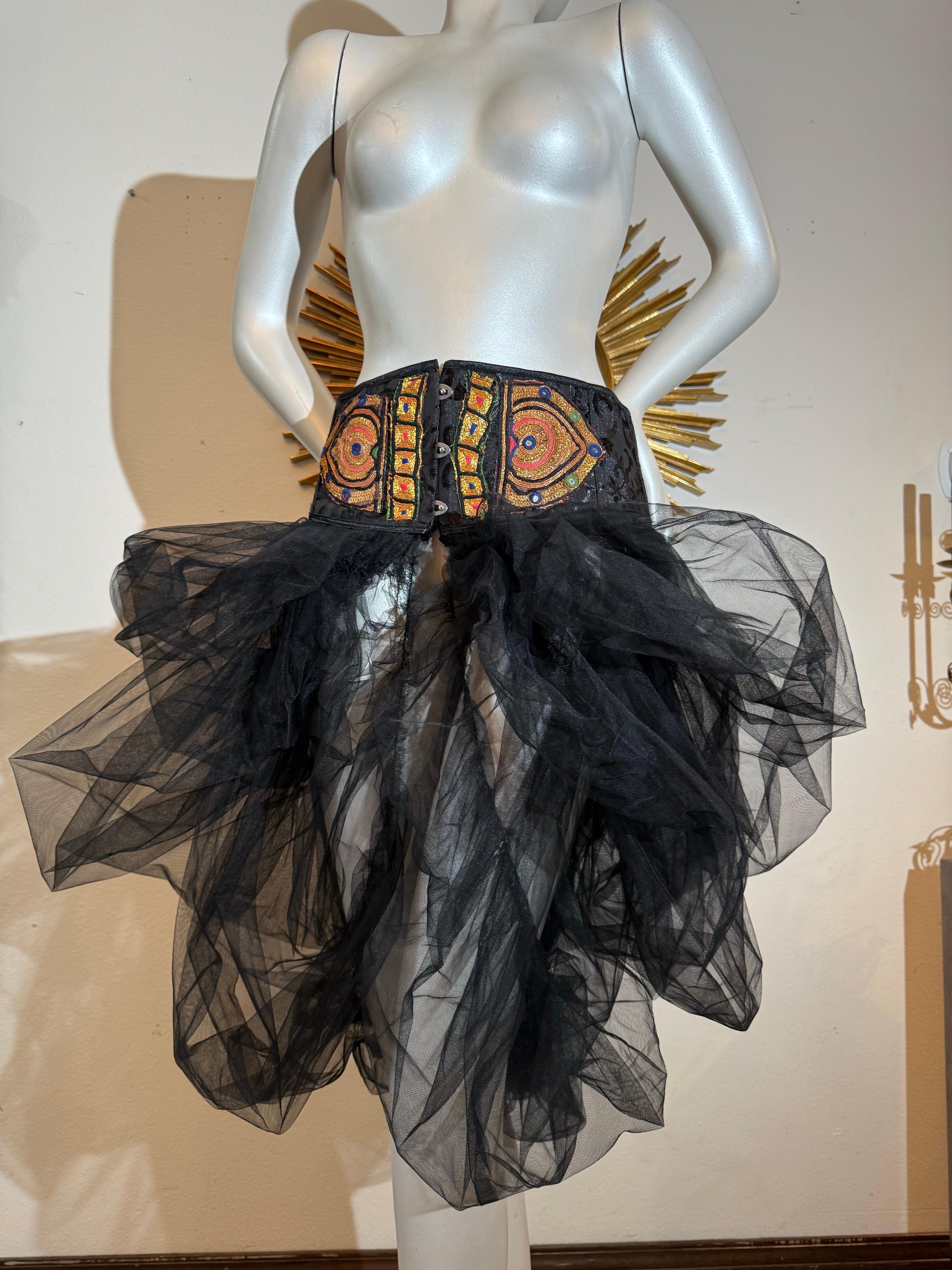 Torso Creations Faja de Cintura Bordada India con Tutú de Tul Negro Drapeado en venta 16