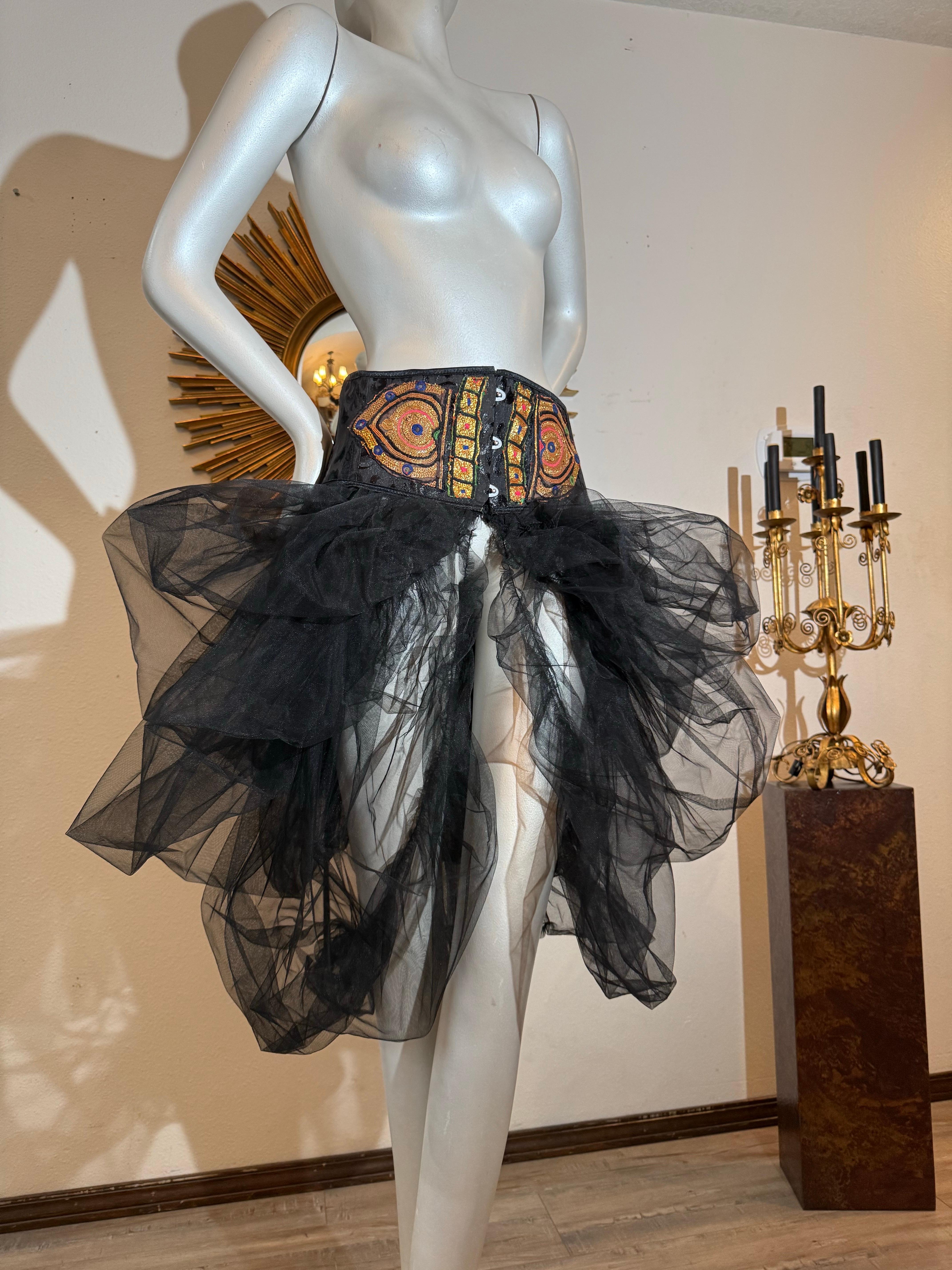 Torso Creations Faja de Cintura Bordada India con Tutú de Tul Negro Drapeado en venta 1