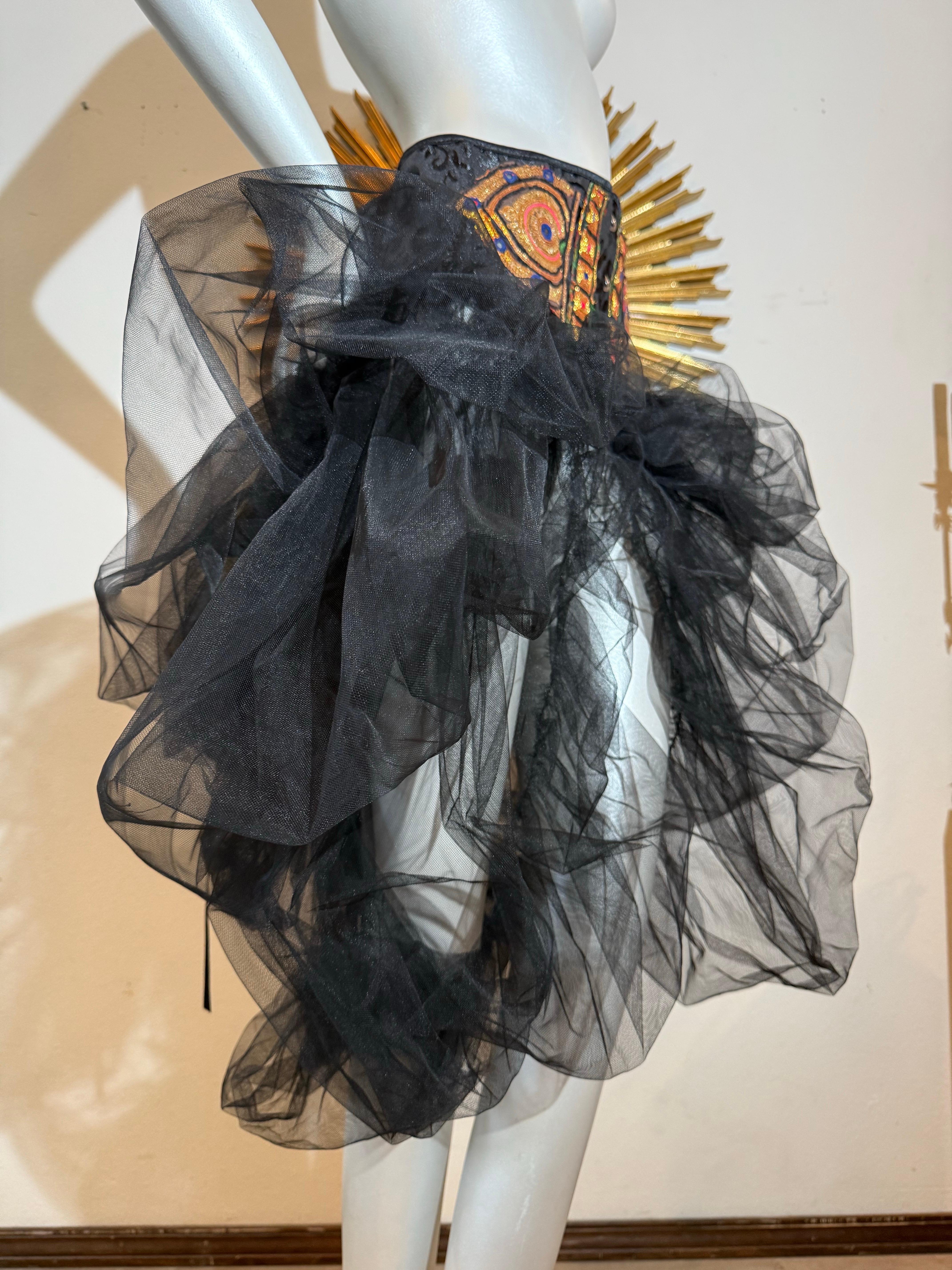 Torso Creations Faja de Cintura Bordada India con Tutú de Tul Negro Drapeado en venta 5