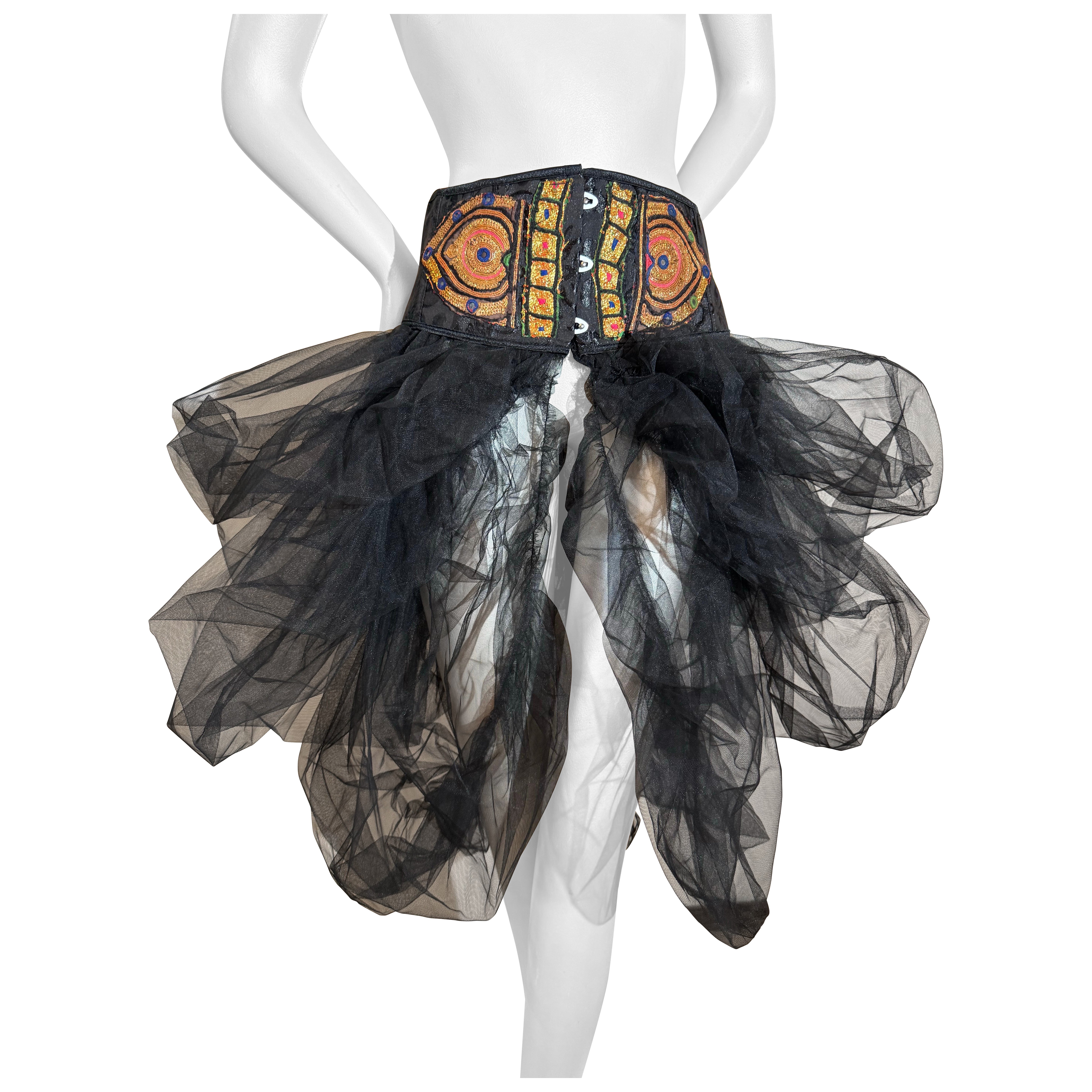 Torso Creations Faja de Cintura Bordada India con Tutú de Tul Negro Drapeado en venta