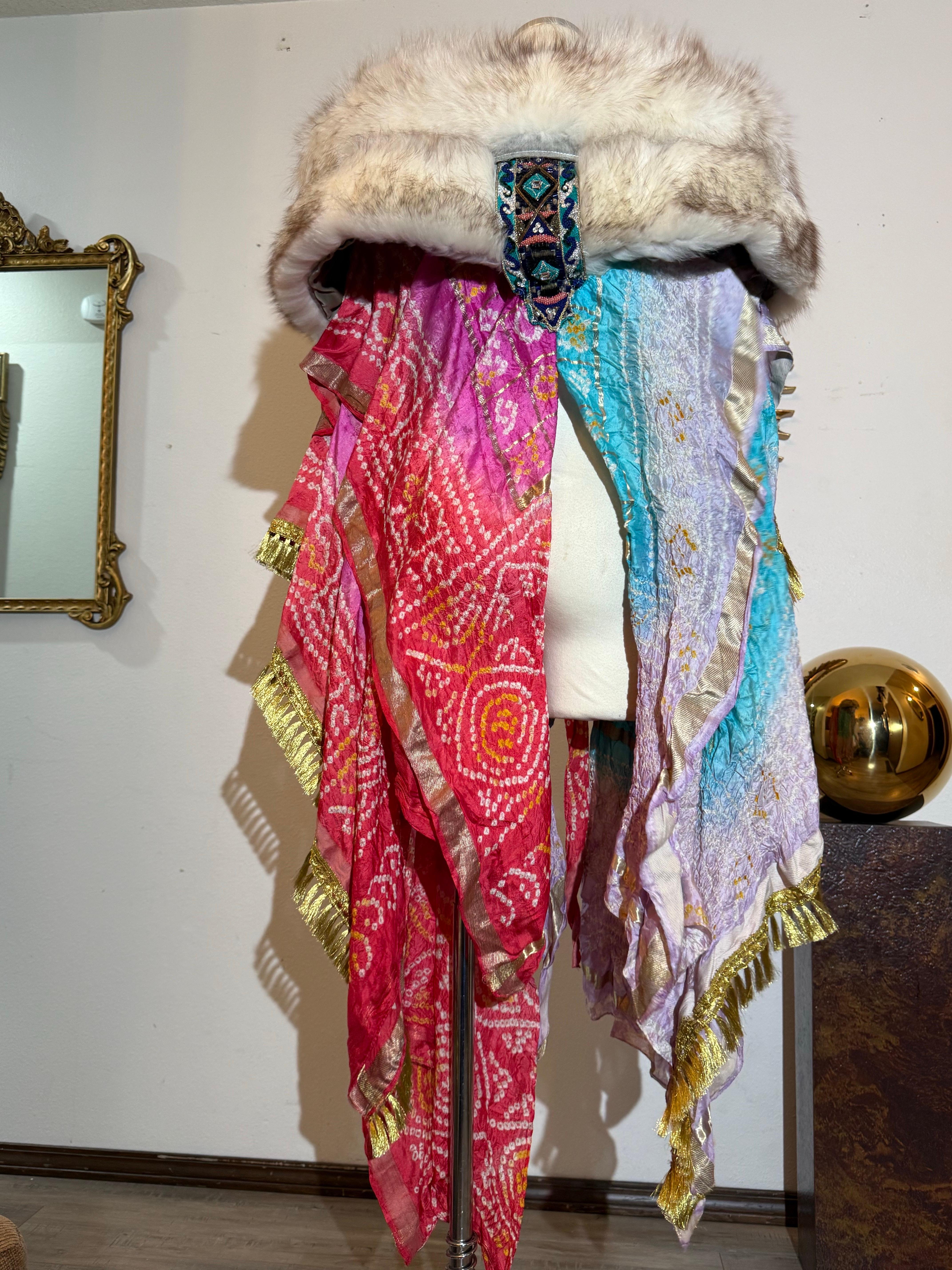 Torso Creations Indian Print Beaded Silk Patchwork Cloak w Silver Fox Collar:Dual-Tone ombre Panels der traditionellen indischen Sari w Gold Lame durchsetzt. Mit langem Bindeband auf der Vorderseite und aufwändiger, juwelenbesetzter Perlenverzierung