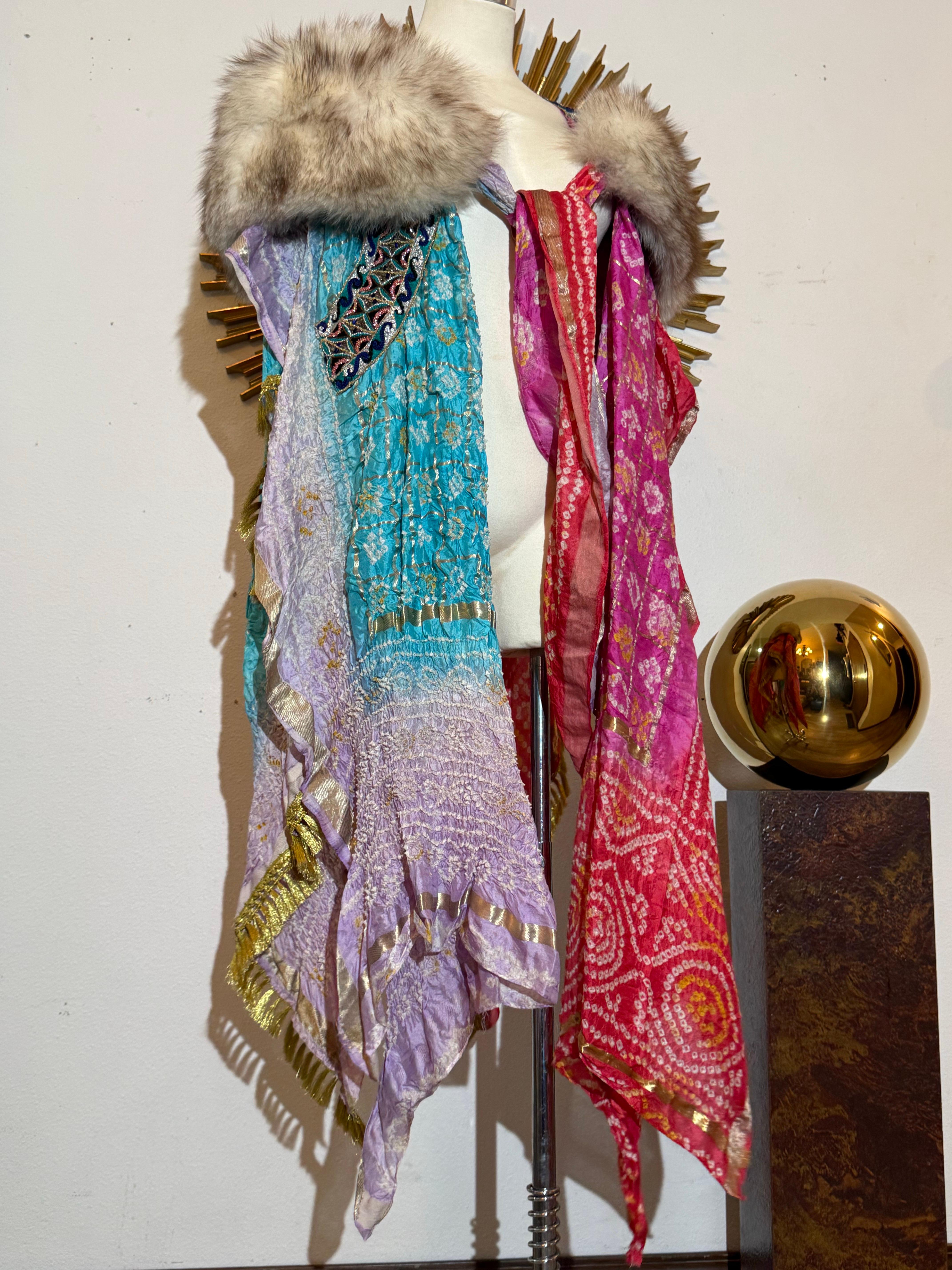 Torso Creations Indian Print Beaded Silk Patchwork Cloak w Silver Fox Collar im Zustand „Hervorragend“ im Angebot in Gresham, OR
