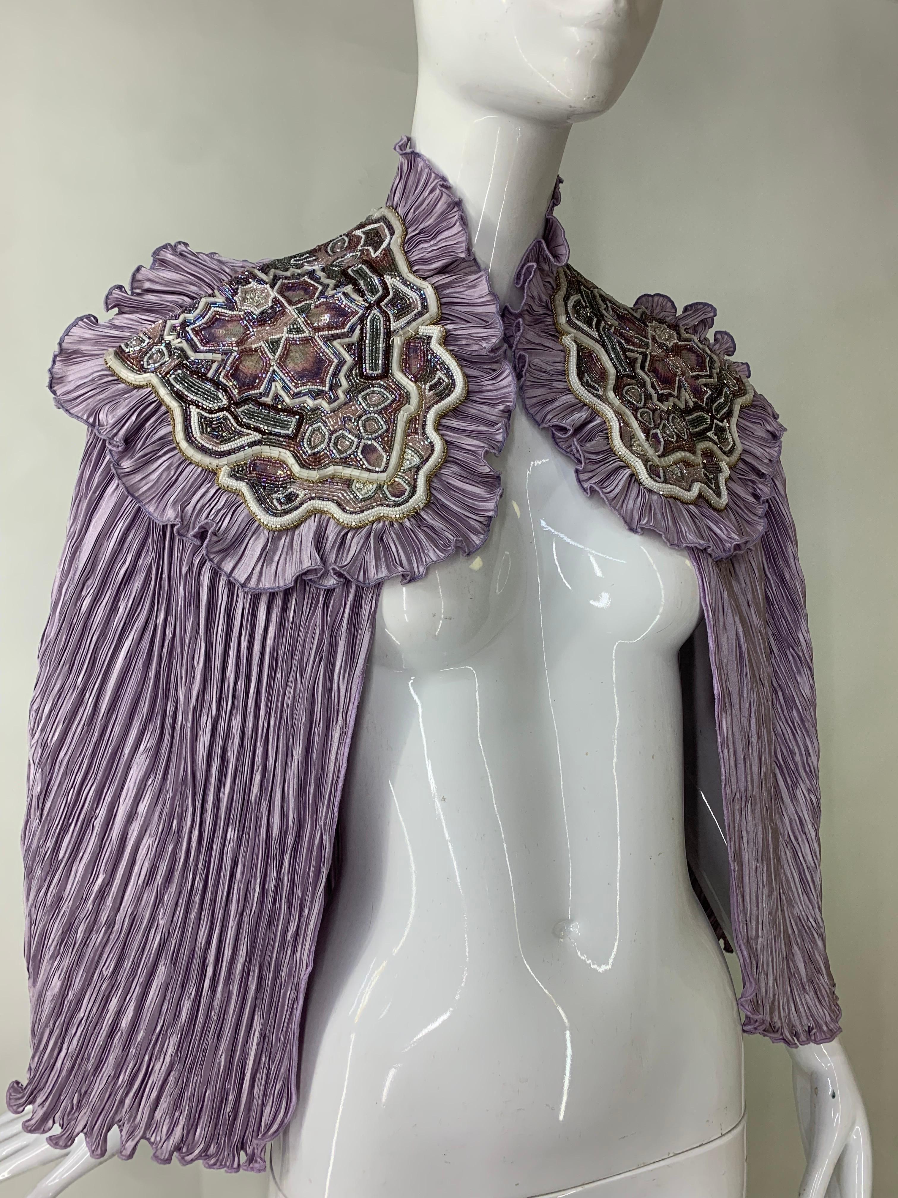 Caplet en soie plissée lavande avec bordure fortement perlée et brodée de Torso Creations en vente 7