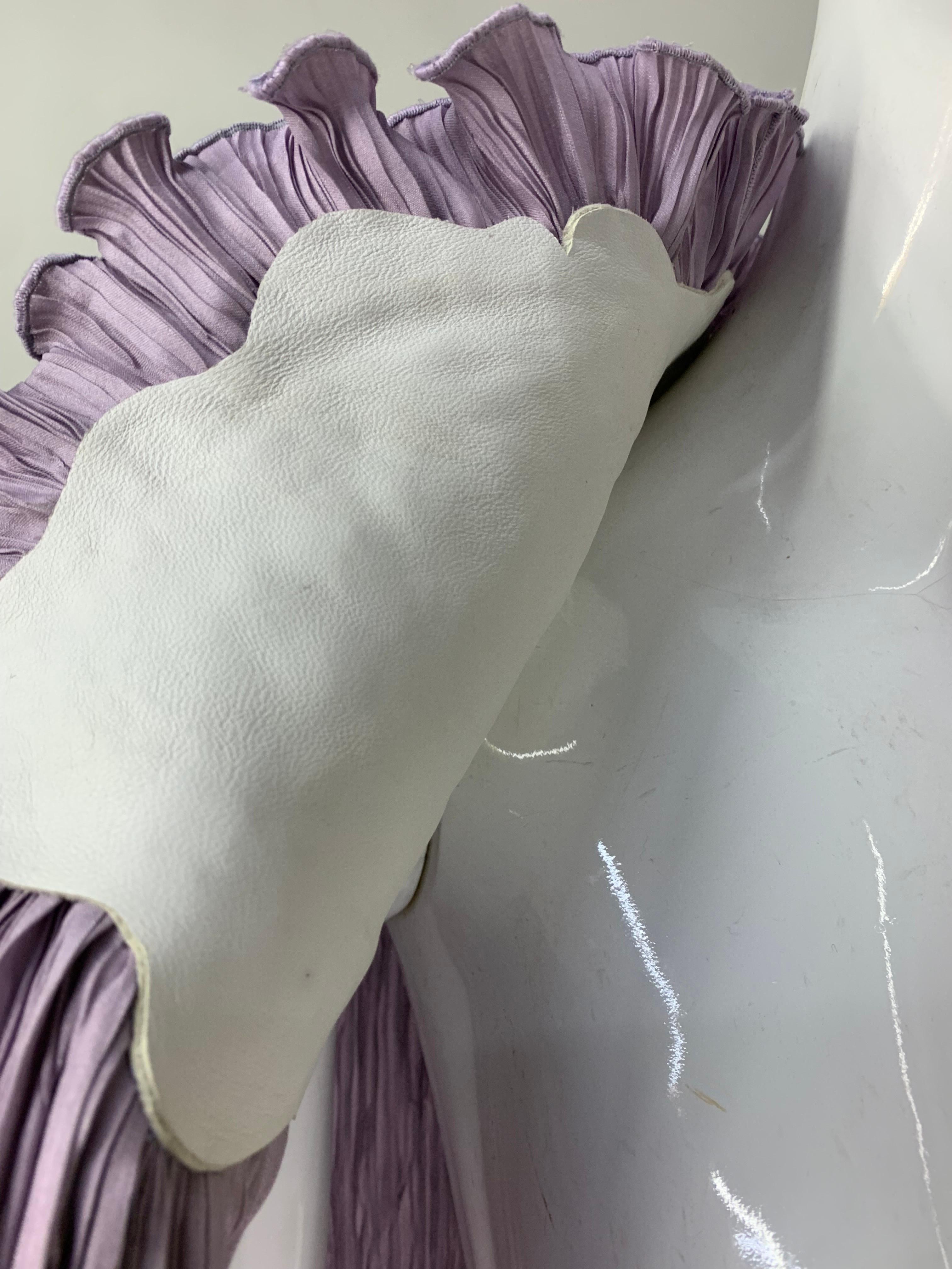Caplet en soie plissée lavande avec bordure fortement perlée et brodée de Torso Creations en vente 11