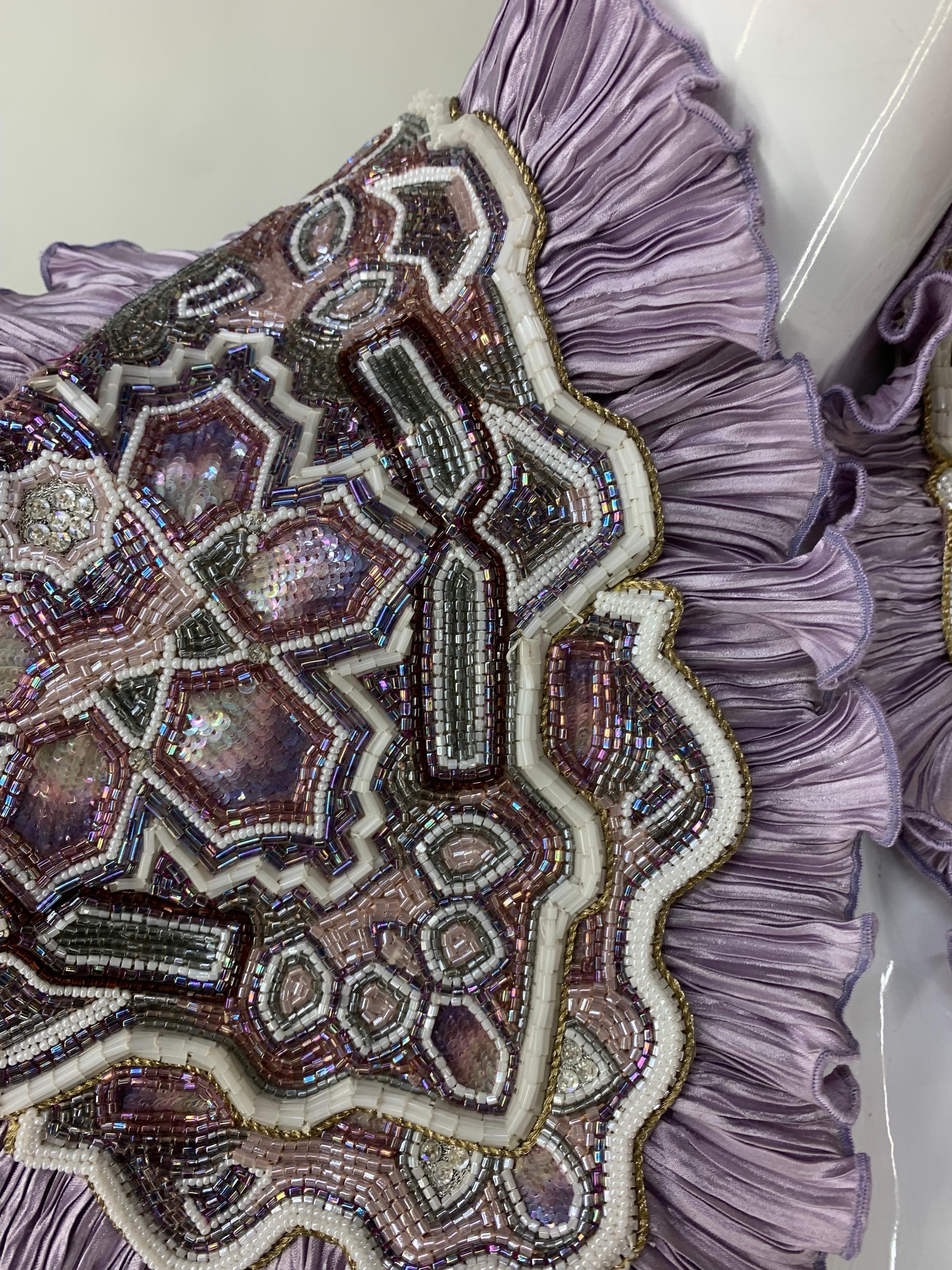 Caplet en soie plissée lavande avec bordure fortement perlée et brodée de Torso Creations en vente 15