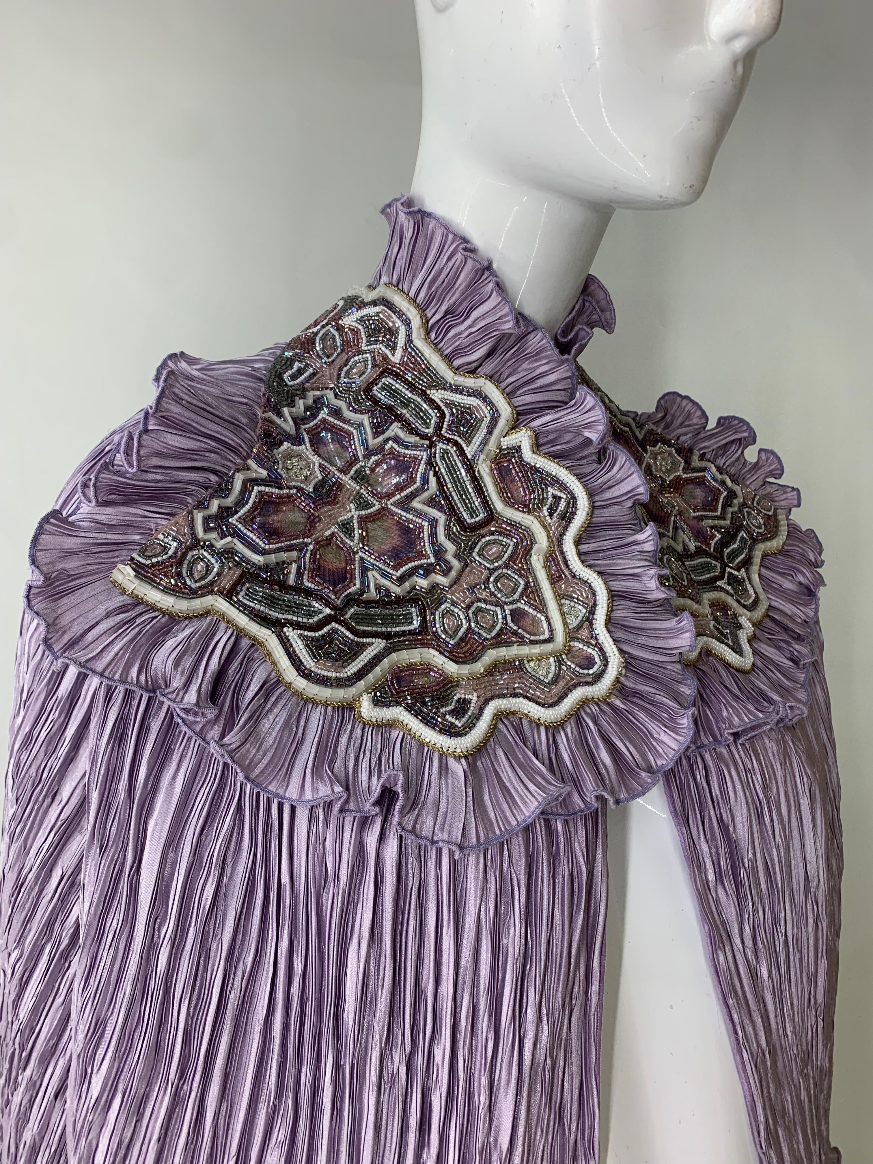 Caplet en soie plissée lavande avec bordure fortement perlée et brodée de Torso Creations Pour femmes en vente