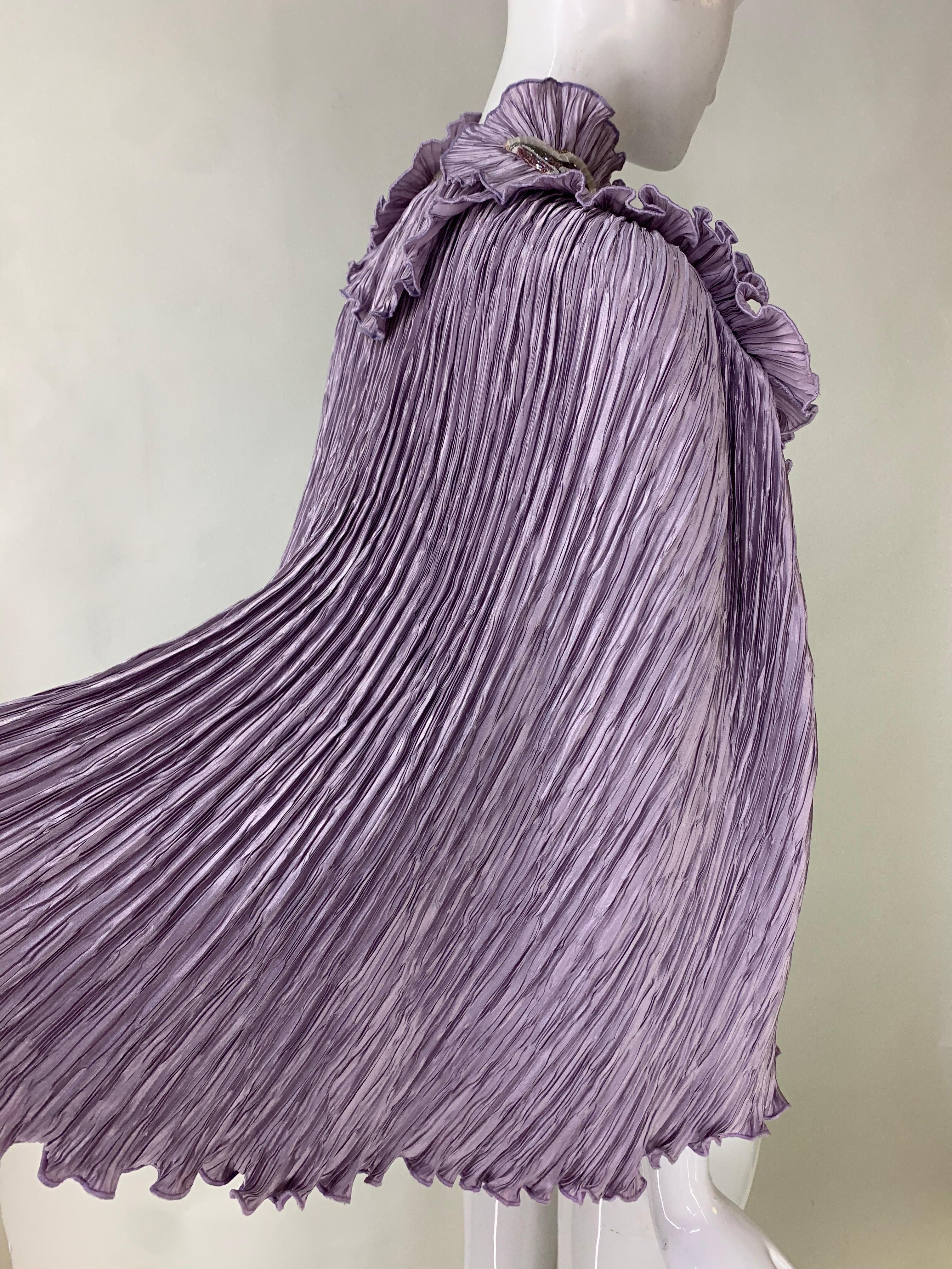 Caplet en soie plissée lavande avec bordure fortement perlée et brodée de Torso Creations en vente 3