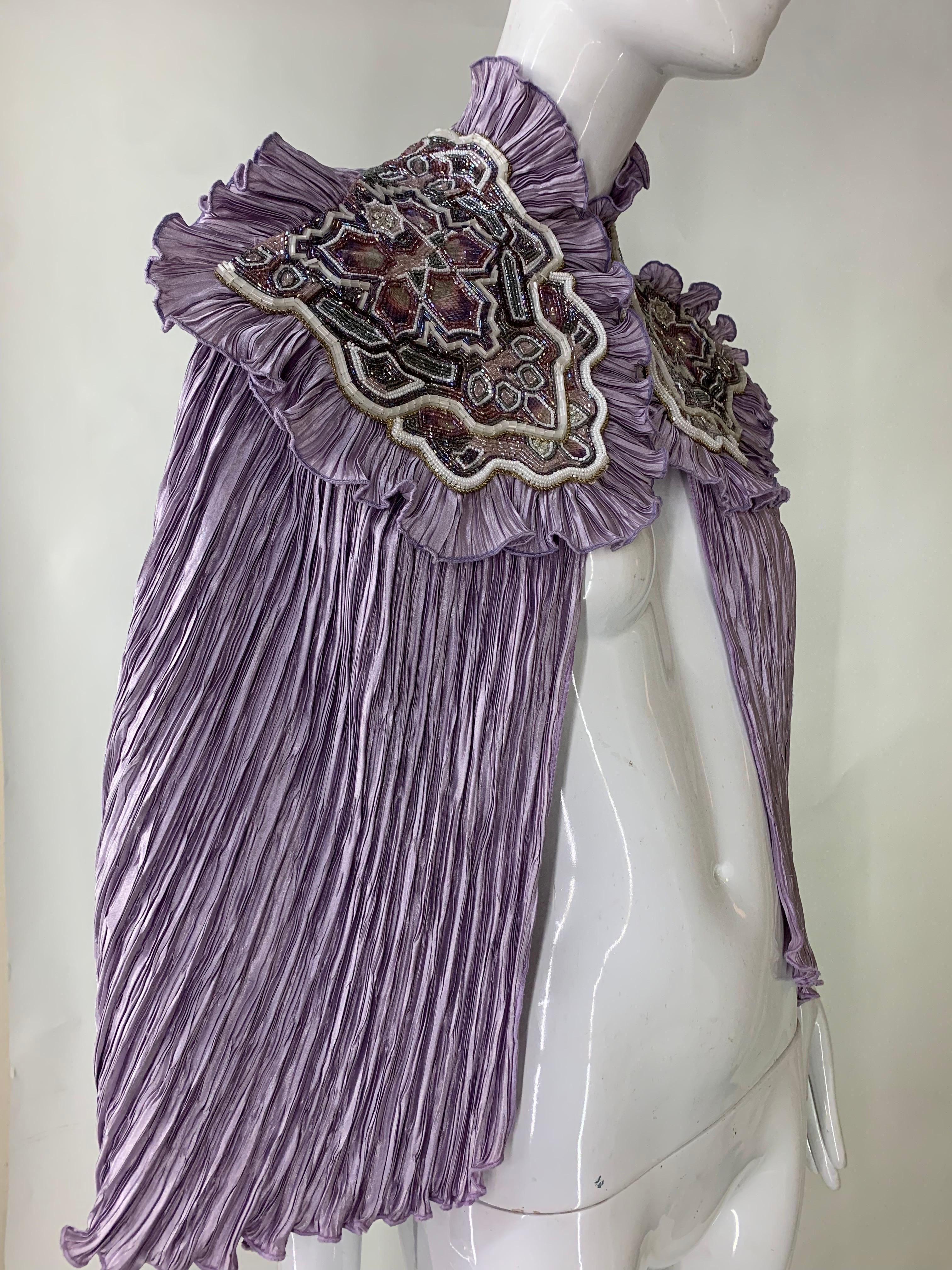 Caplet en soie plissée lavande avec bordure fortement perlée et brodée de Torso Creations en vente 5