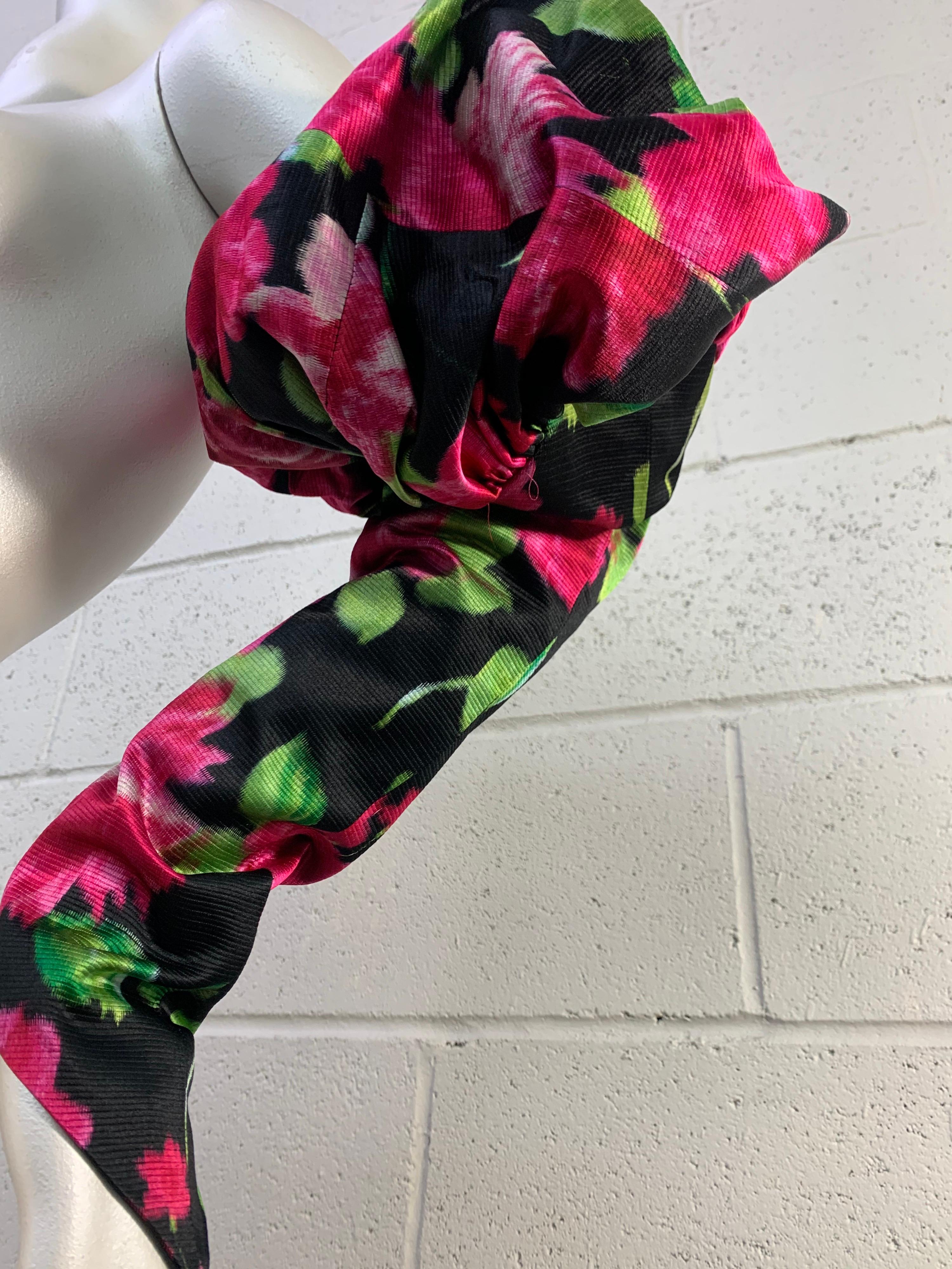 Créations de torse longs Gauntlets floraux en soie avec détails spectaculaires de poignets en forme de ballon en vente 3