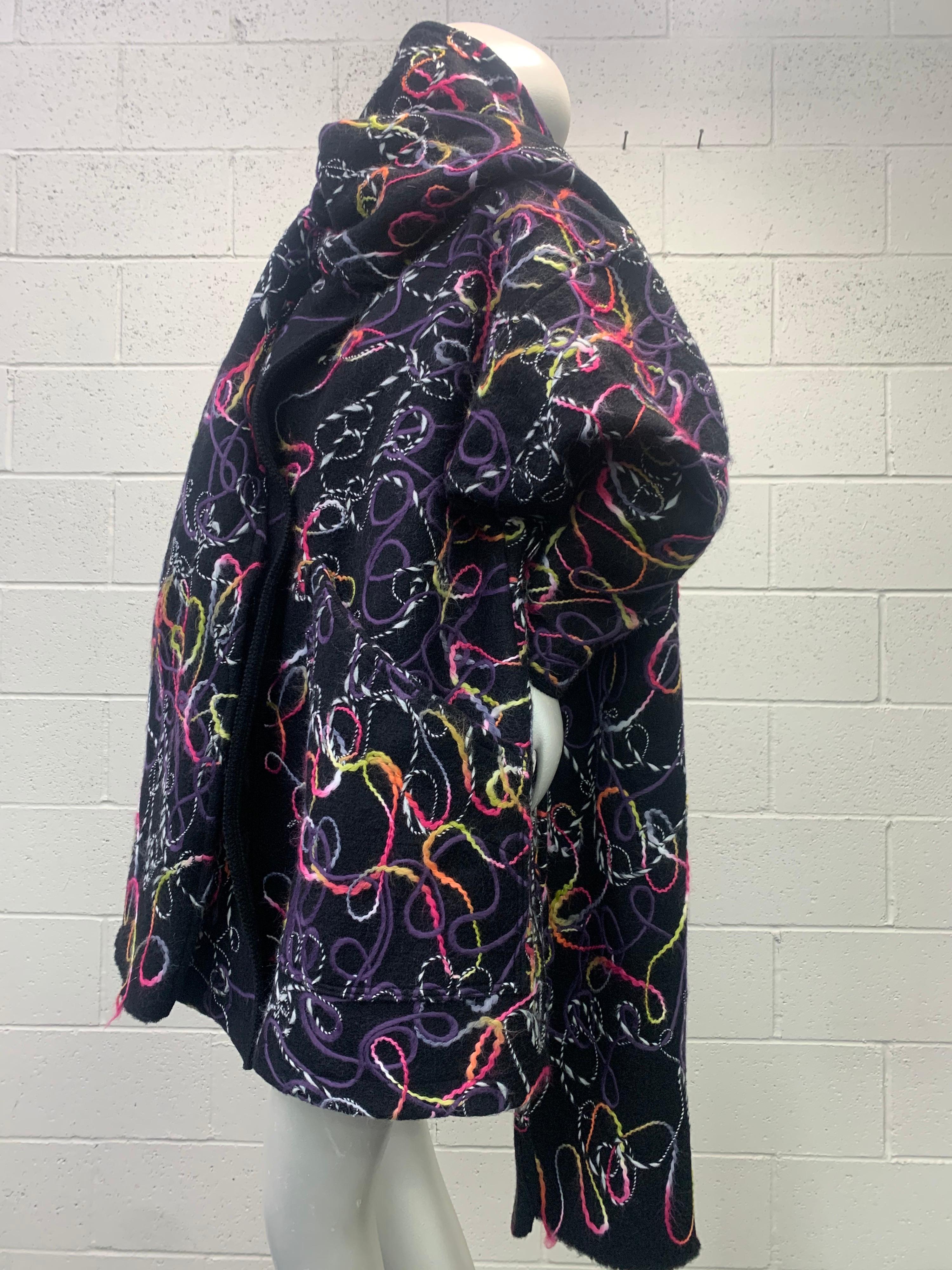 Créations de torse - Manteau surdimensionné en laine noire feutrée technique mixte avec grande foulard  en vente 6