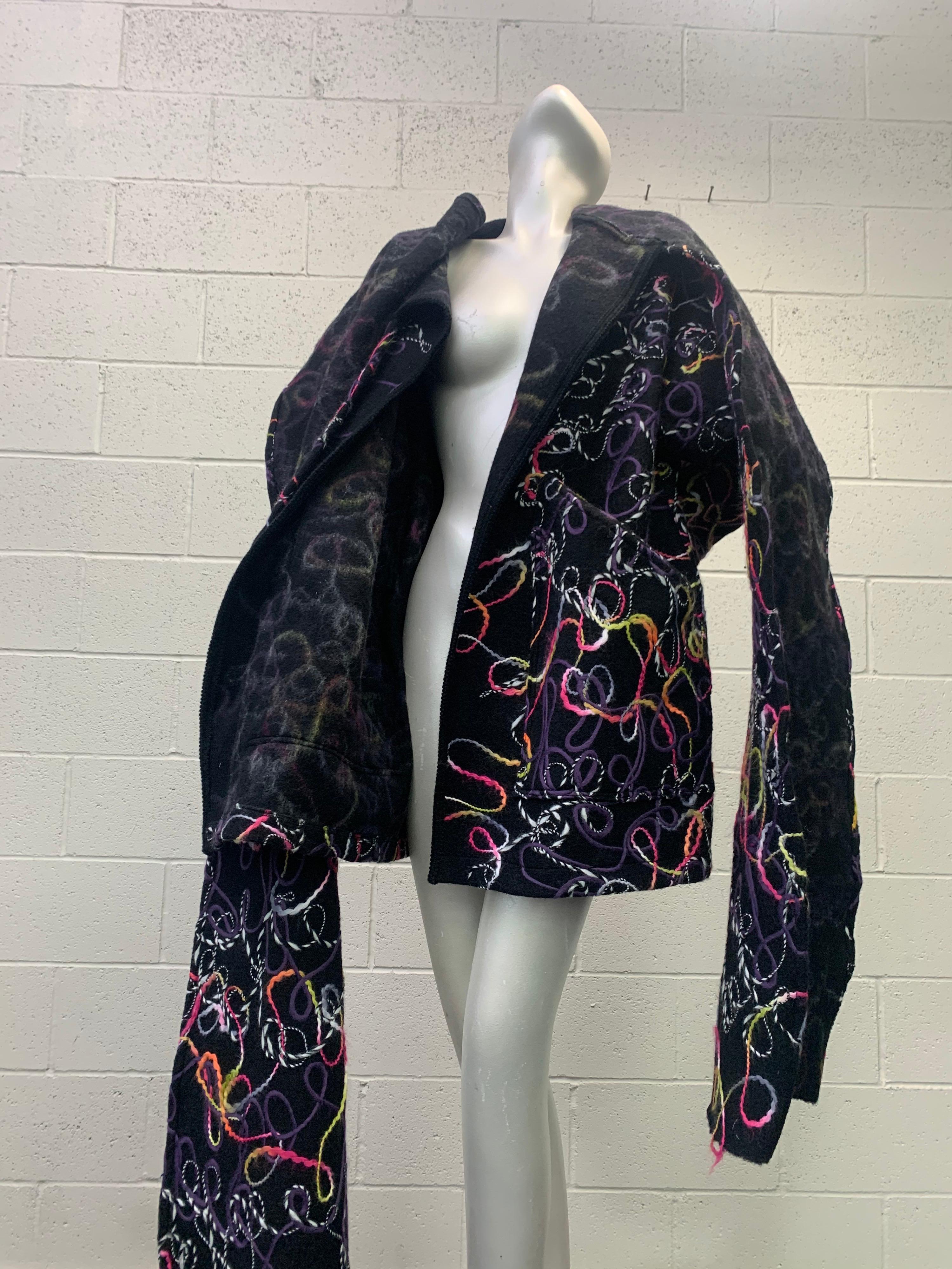 Créations de torse - Manteau surdimensionné en laine noire feutrée technique mixte avec grande foulard  en vente 9