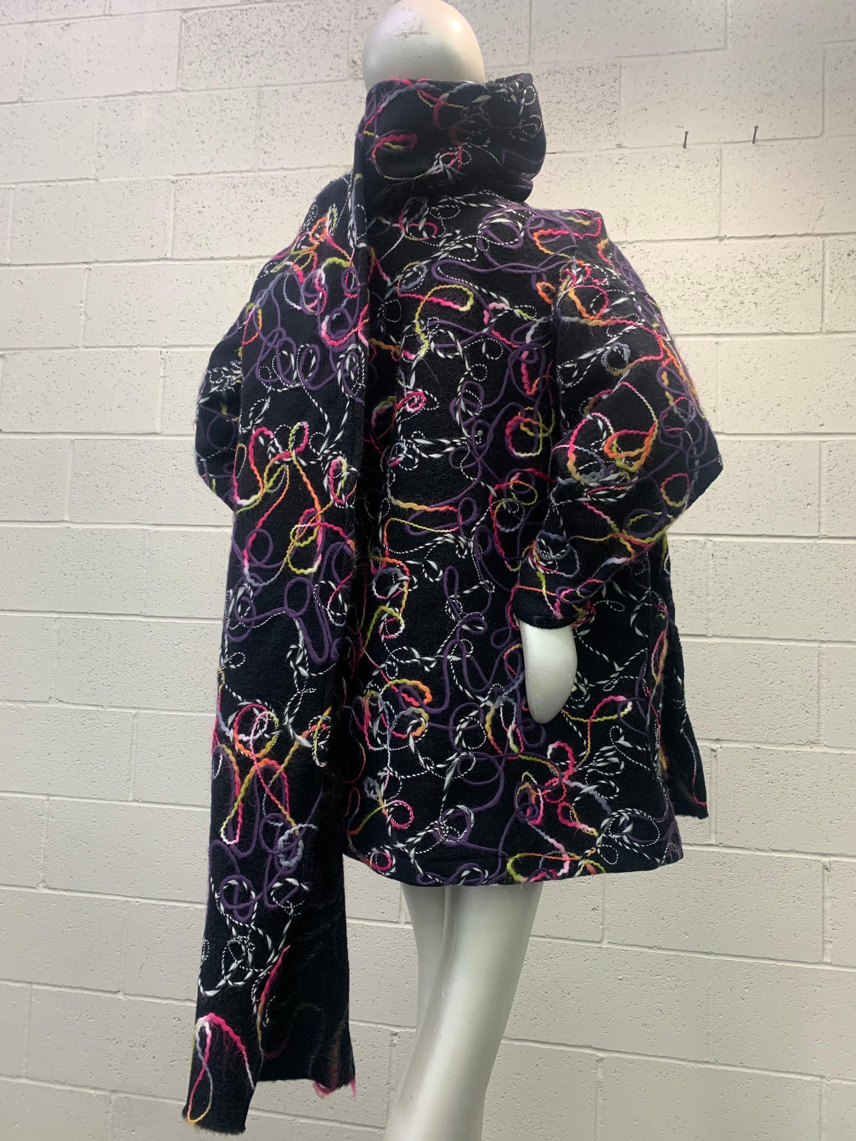 Noir Créations de torse - Manteau surdimensionné en laine noire feutrée technique mixte avec grande foulard  en vente