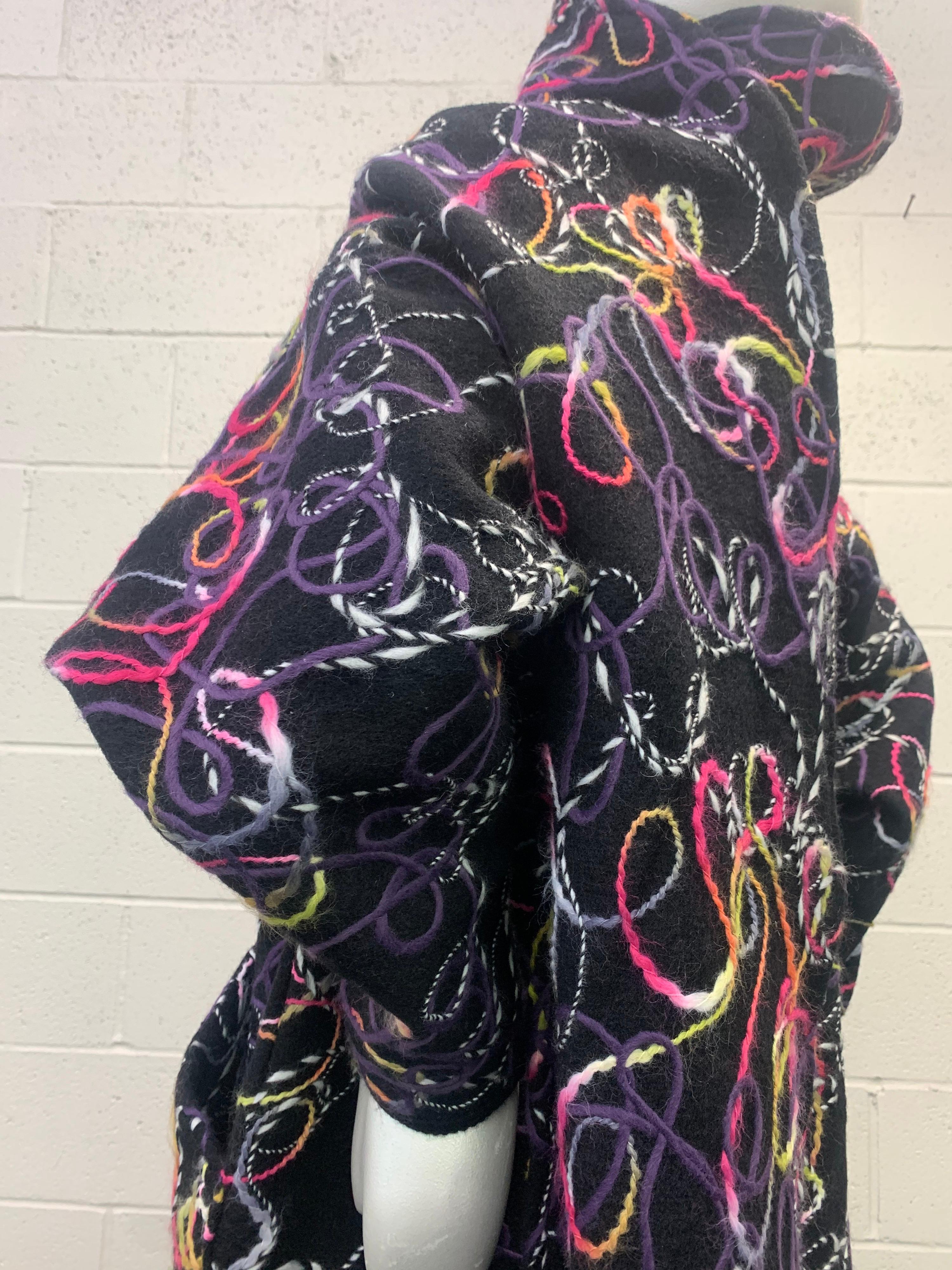 Créations de torse - Manteau surdimensionné en laine noire feutrée technique mixte avec grande foulard  en vente 1