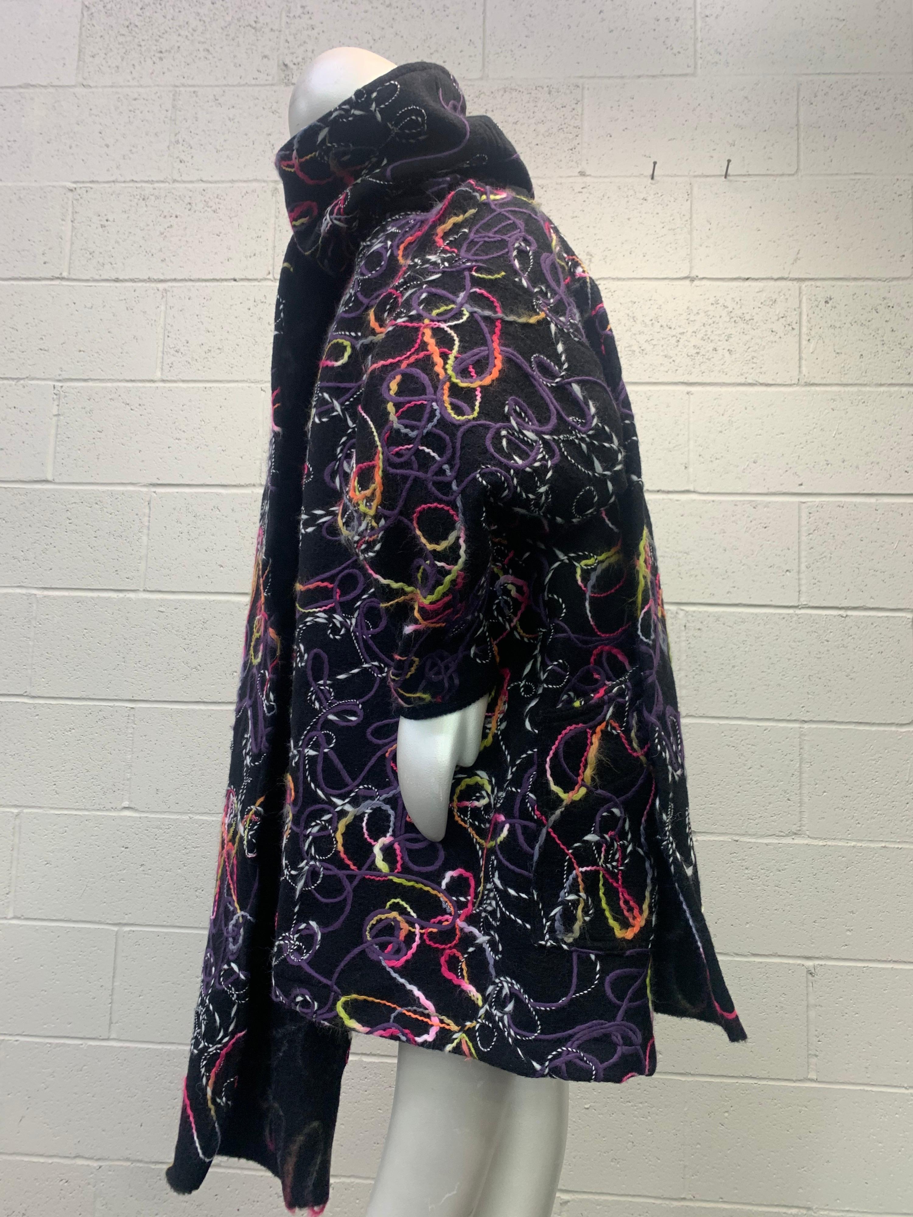 Créations de torse - Manteau surdimensionné en laine noire feutrée technique mixte avec grande foulard  en vente 4
