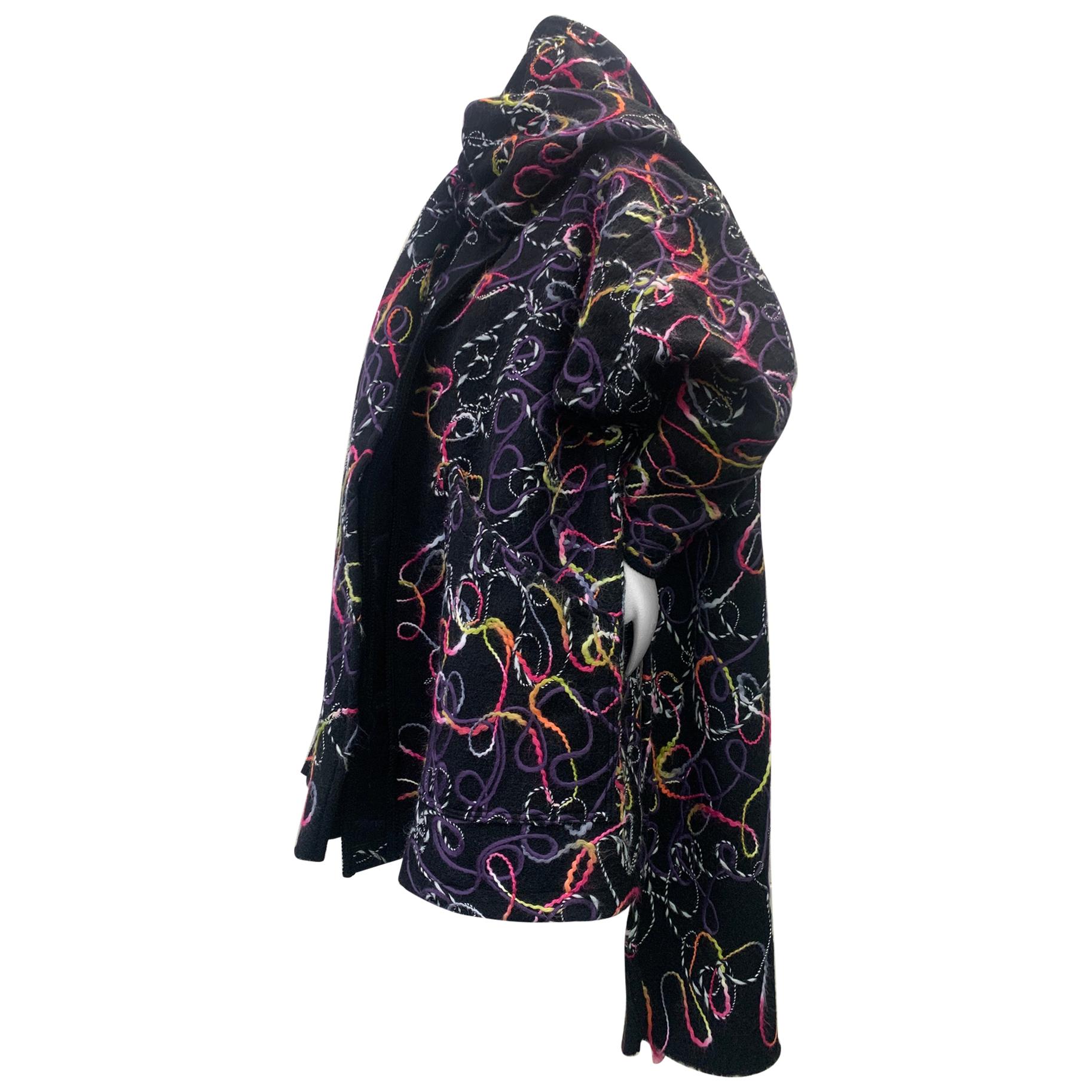 Créations de torse - Manteau surdimensionné en laine noire feutrée technique mixte avec grande foulard  en vente