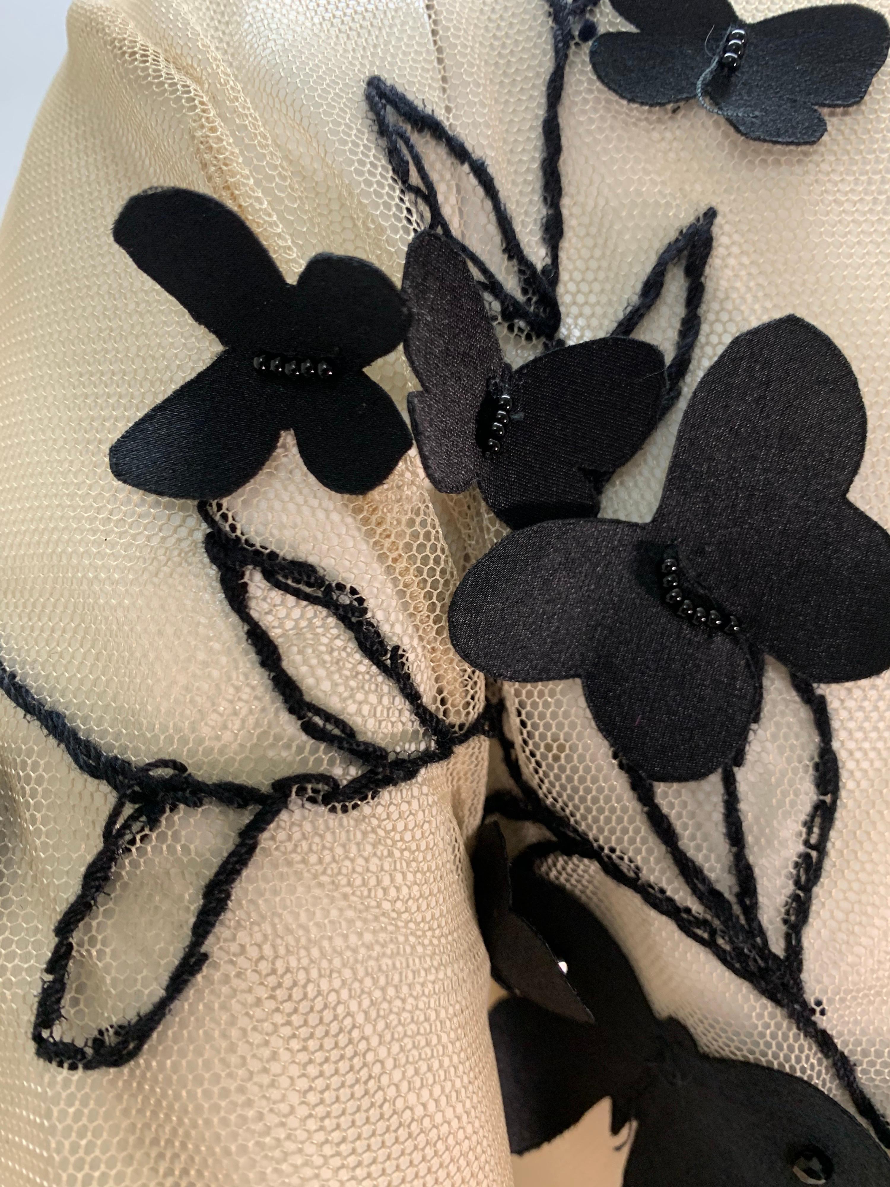 Torso Creations Hautfarbene & schwarze bestickte Bluse aus Tüll mit Schmetterlingsapplikationen in Schwarz  im Angebot 1