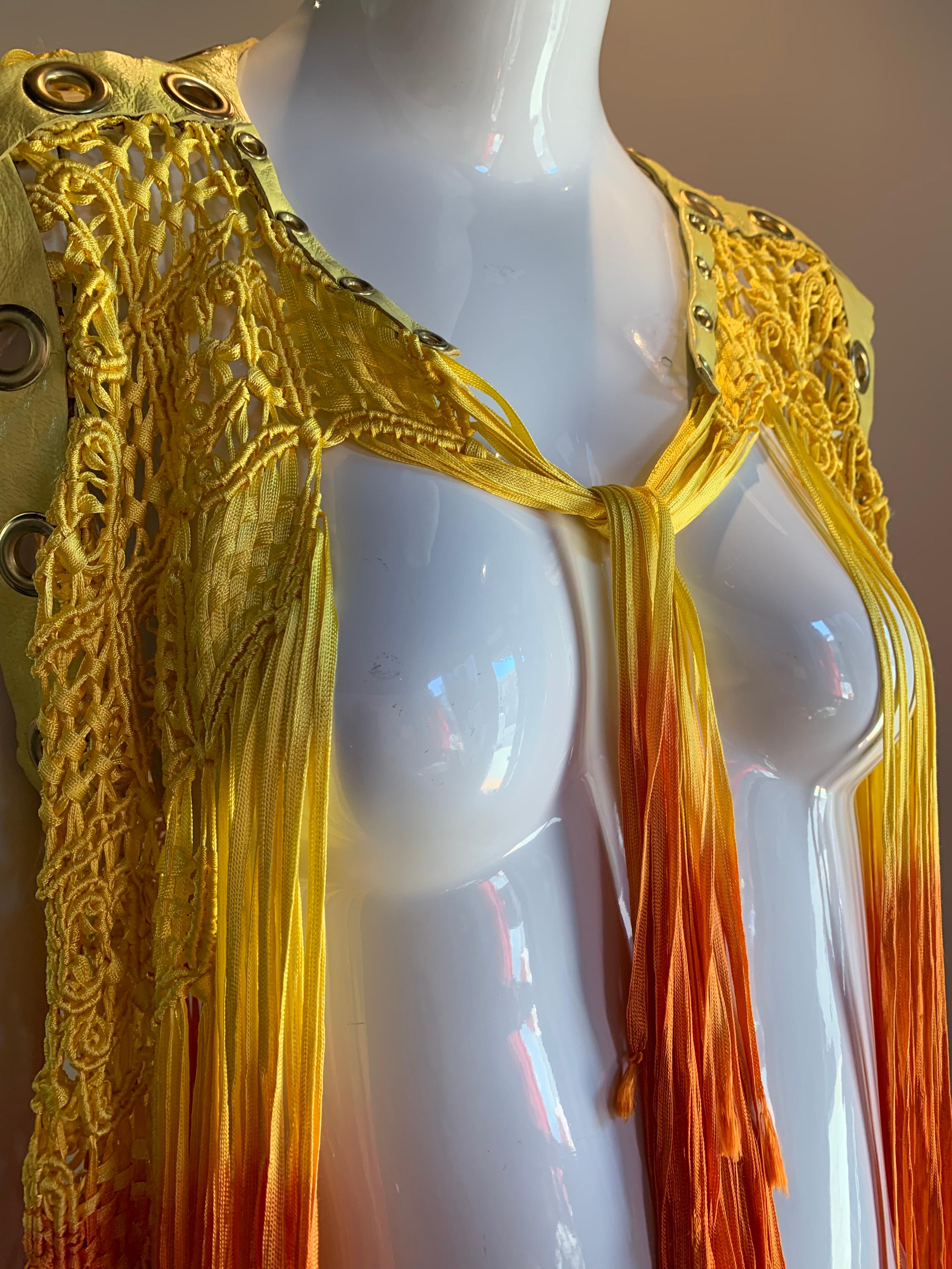 Gilet en macramé canari teinté à l'ombre avec bordure en cuir et œillets, créations Torso en vente 9