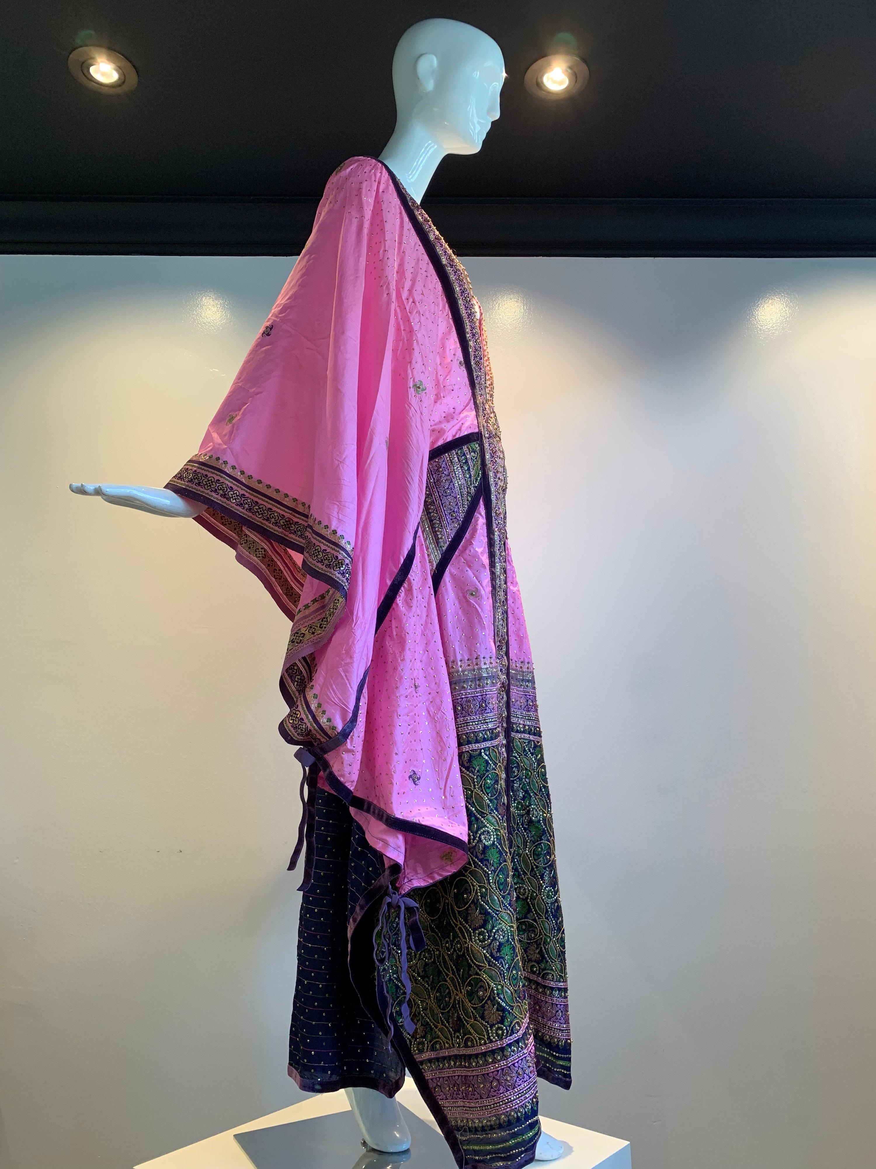 Noir Caftan en soie rose, violet et vert avec bordure de broderie ouverte dans le dos de Torso Creations en vente