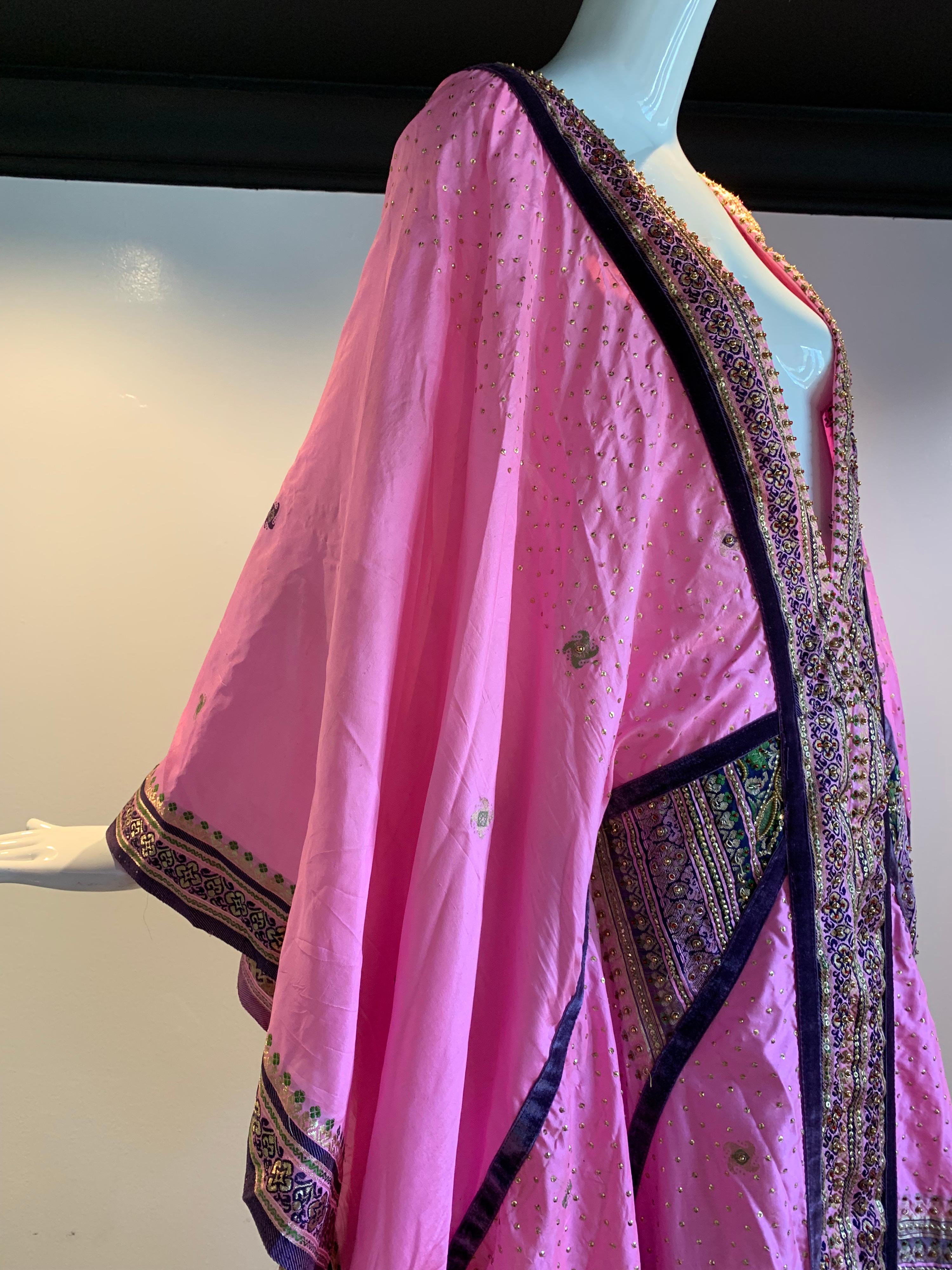 Caftan en soie rose, violet et vert avec bordure de broderie ouverte dans le dos de Torso Creations Pour femmes en vente