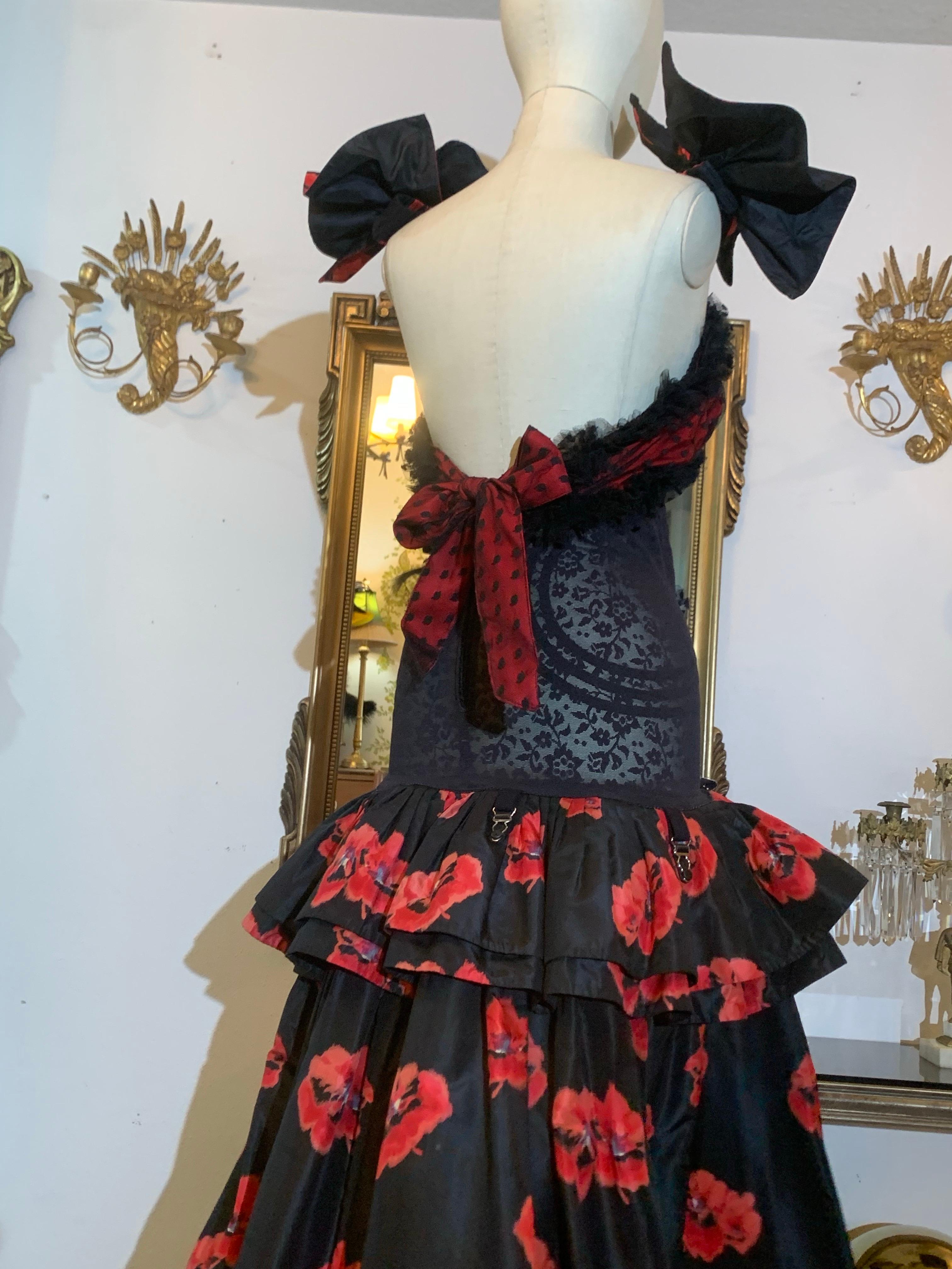 Torso Creations Vestido de viuda alegre con estampado de amapolas, peplum con volantes y brazaletes con lazo en venta 5