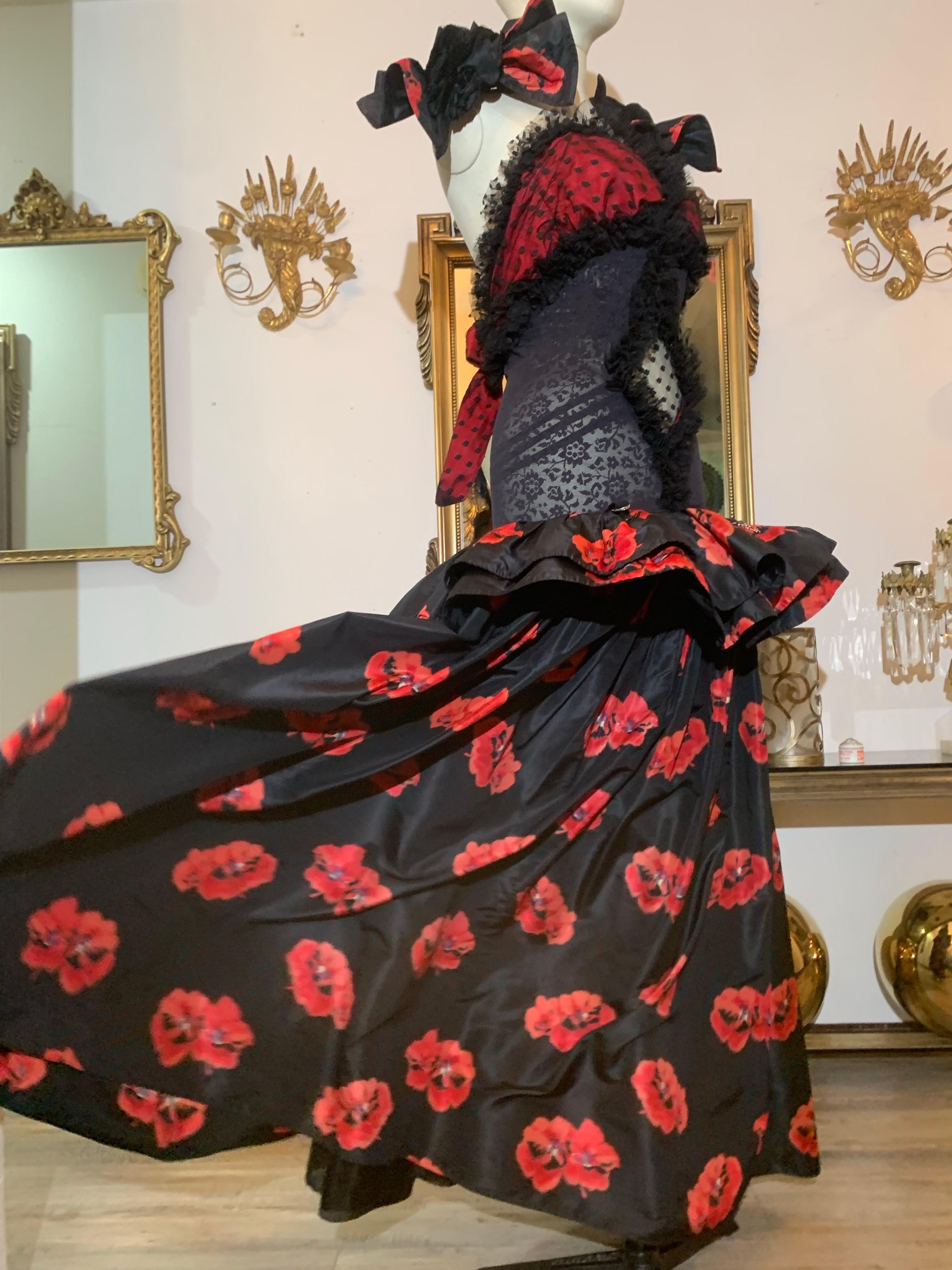Torso Creations Vestido de viuda alegre con estampado de amapolas, peplum con volantes y brazaletes con lazo: Reimaginamos un vestido de baile de Nina Ricci Couture en un look de lencería sexy utilizando un corpiño de viuda alegre de línea larga de