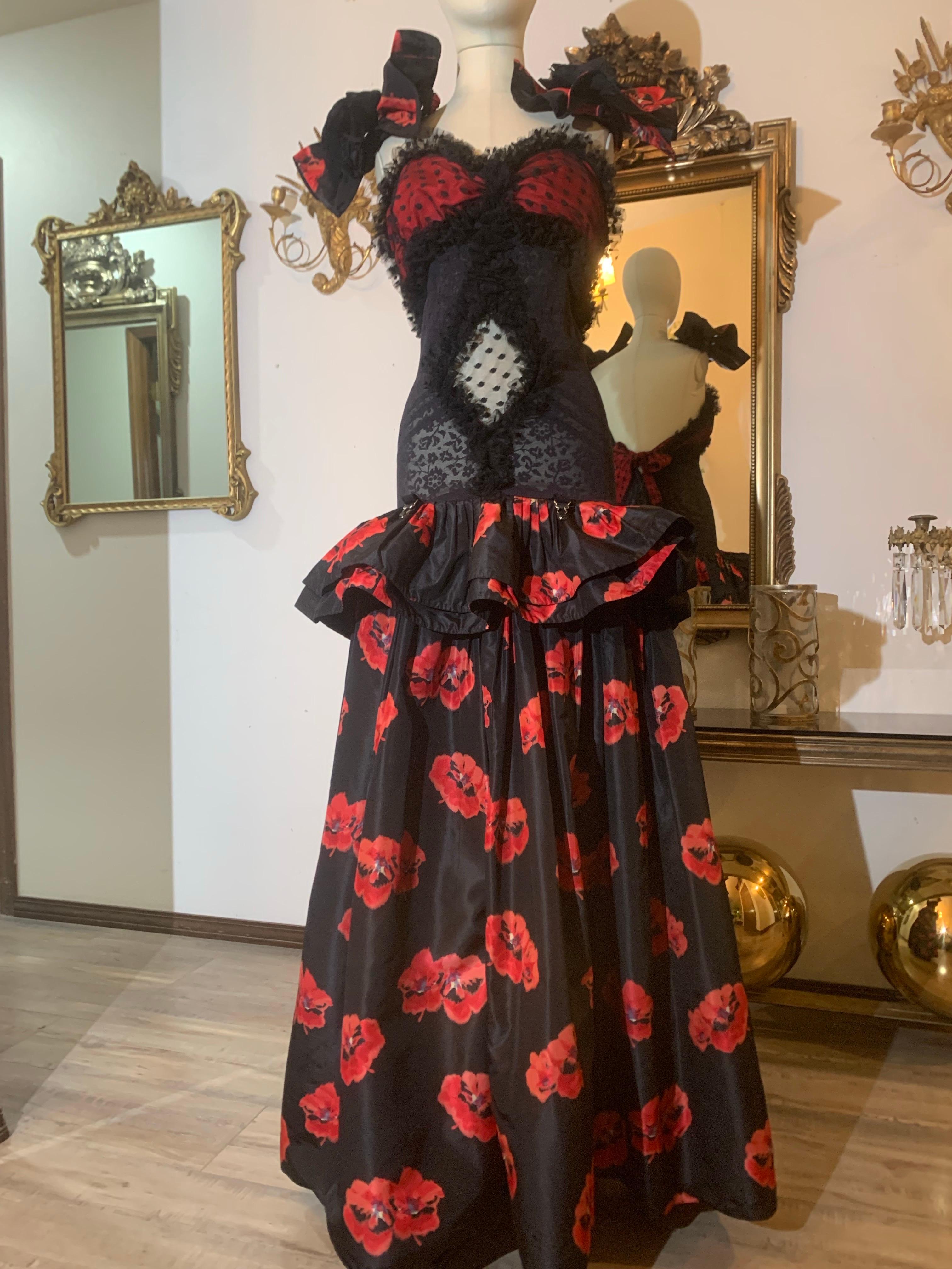 Torso Creations Vestido de viuda alegre con estampado de amapolas, peplum con volantes y brazaletes con lazo Negro en venta