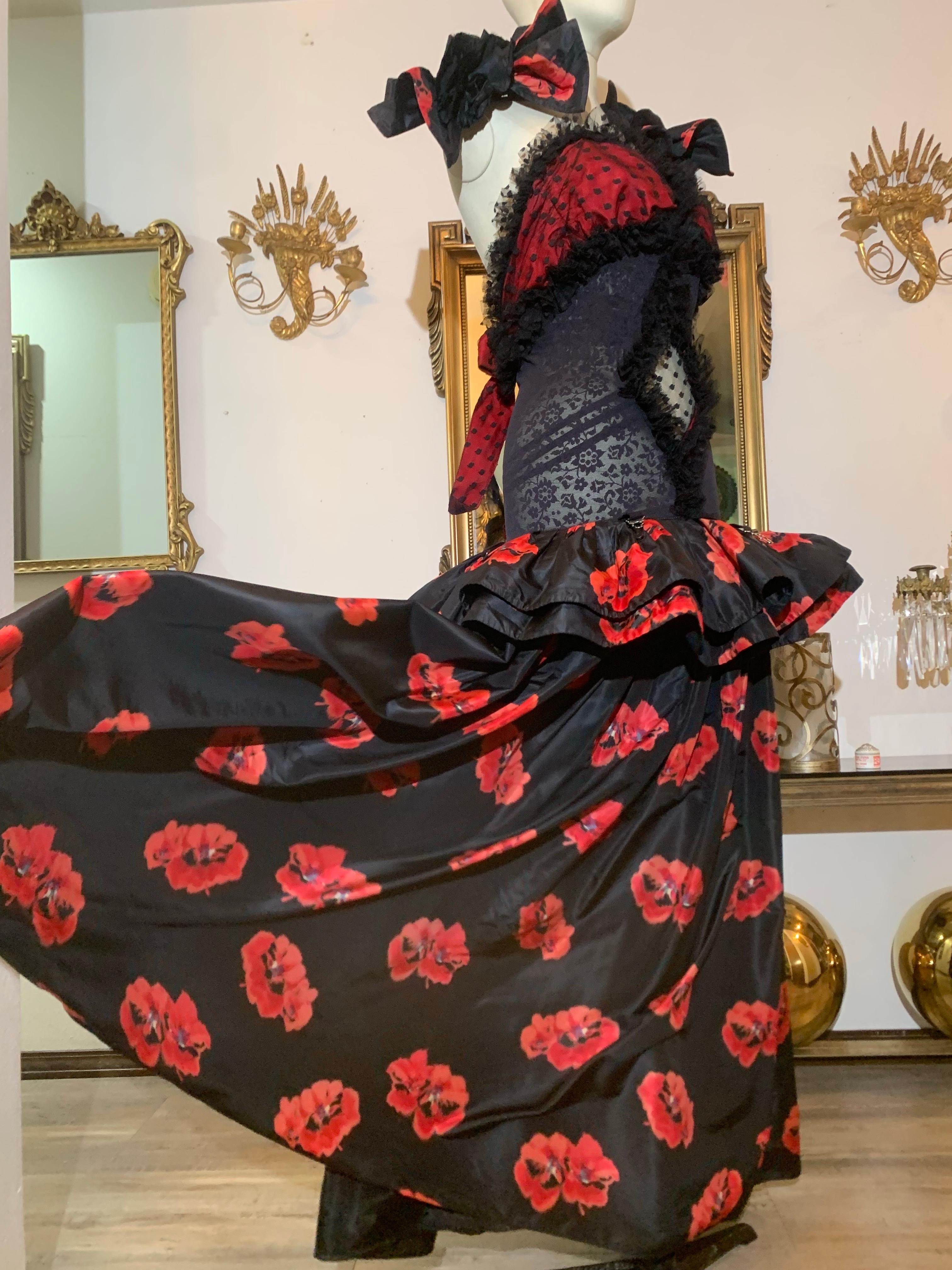 Torso Creations Vestido de viuda alegre con estampado de amapolas, peplum con volantes y brazaletes con lazo en venta 1